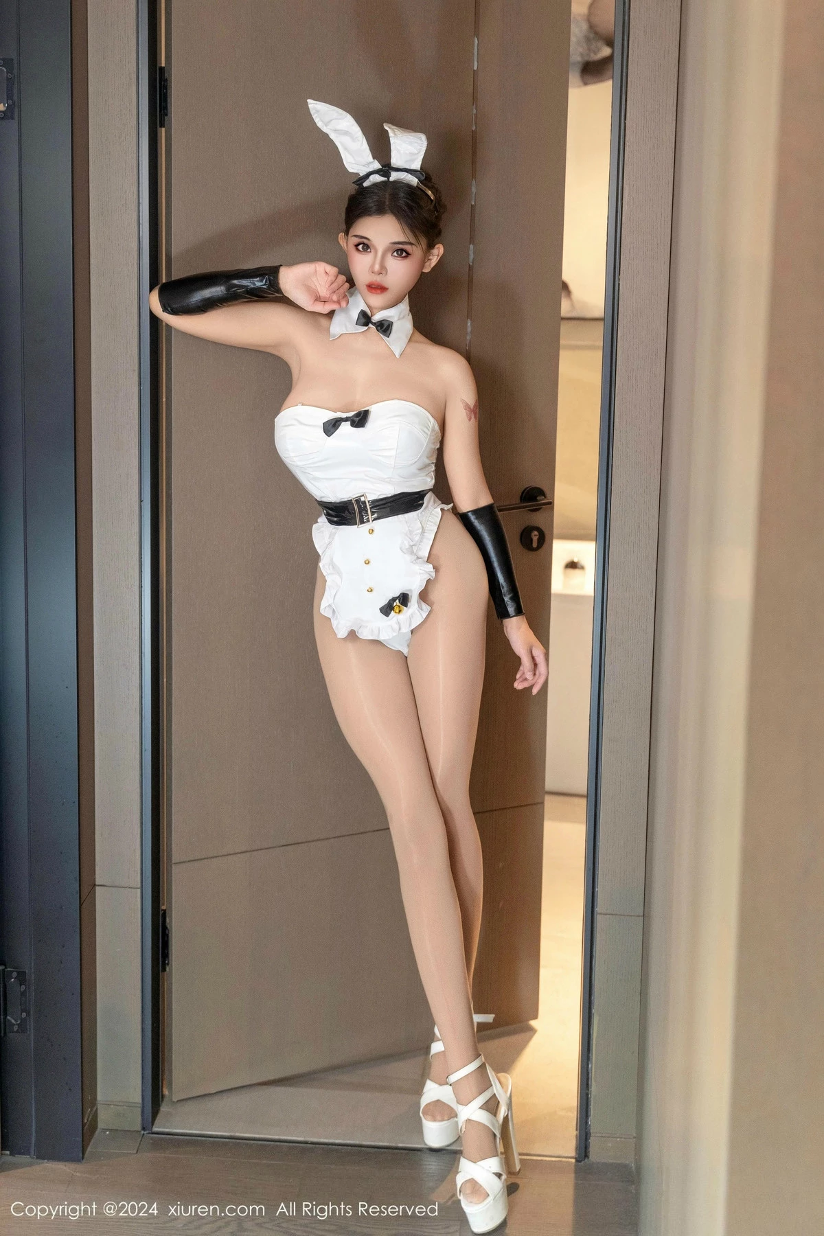 [[XiuRen秀人网]秀人网]No.9437_模特小童颜性感白色内衣+黑色情趣内衣秀凹凸身材惹火诱惑写真113P