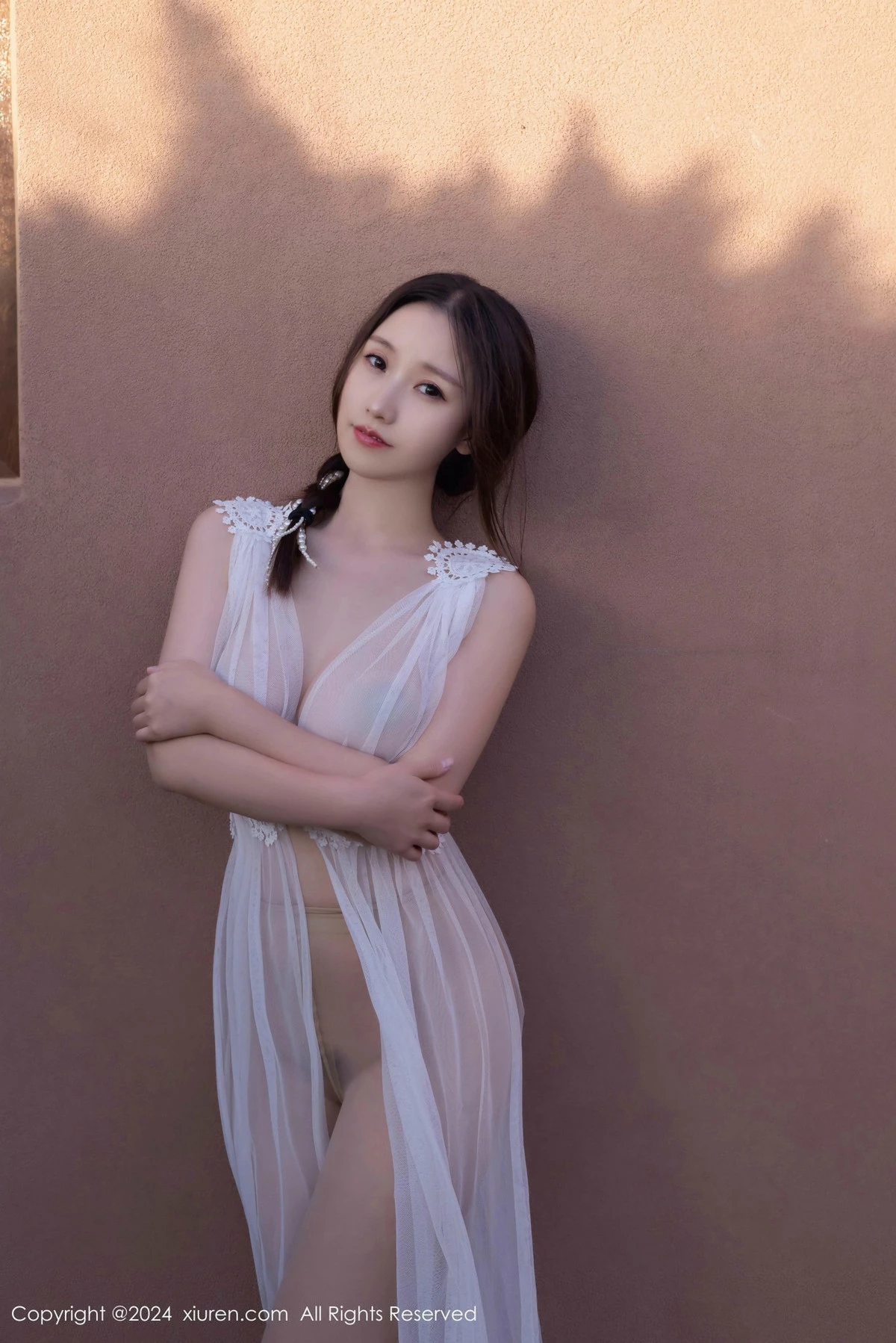 [[XiuRen秀人网]秀人网]No.9442_模特杏子Yada性感白色薄纱轻透服饰配肉丝袜秀曼妙身姿诱惑写真82P