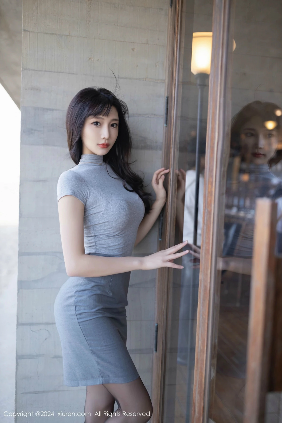 [[XiuRen秀人网]秀人网]No.9450_模特陆萱萱性感灰色OL服饰露红色内衣配开档黑丝极致魅惑写真80P