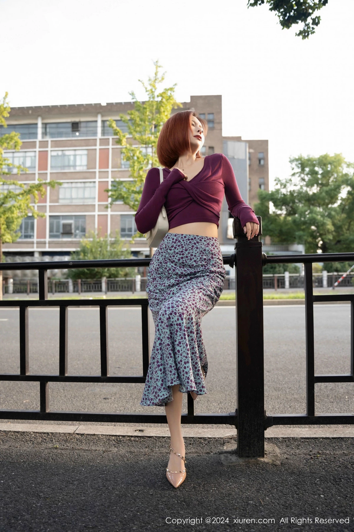 [[XiuRen秀人网]秀人网]No.9445_模特白芷yy私房性感紫衣长裙露紫色内衣秀柔美身姿撩人诱惑写真54P