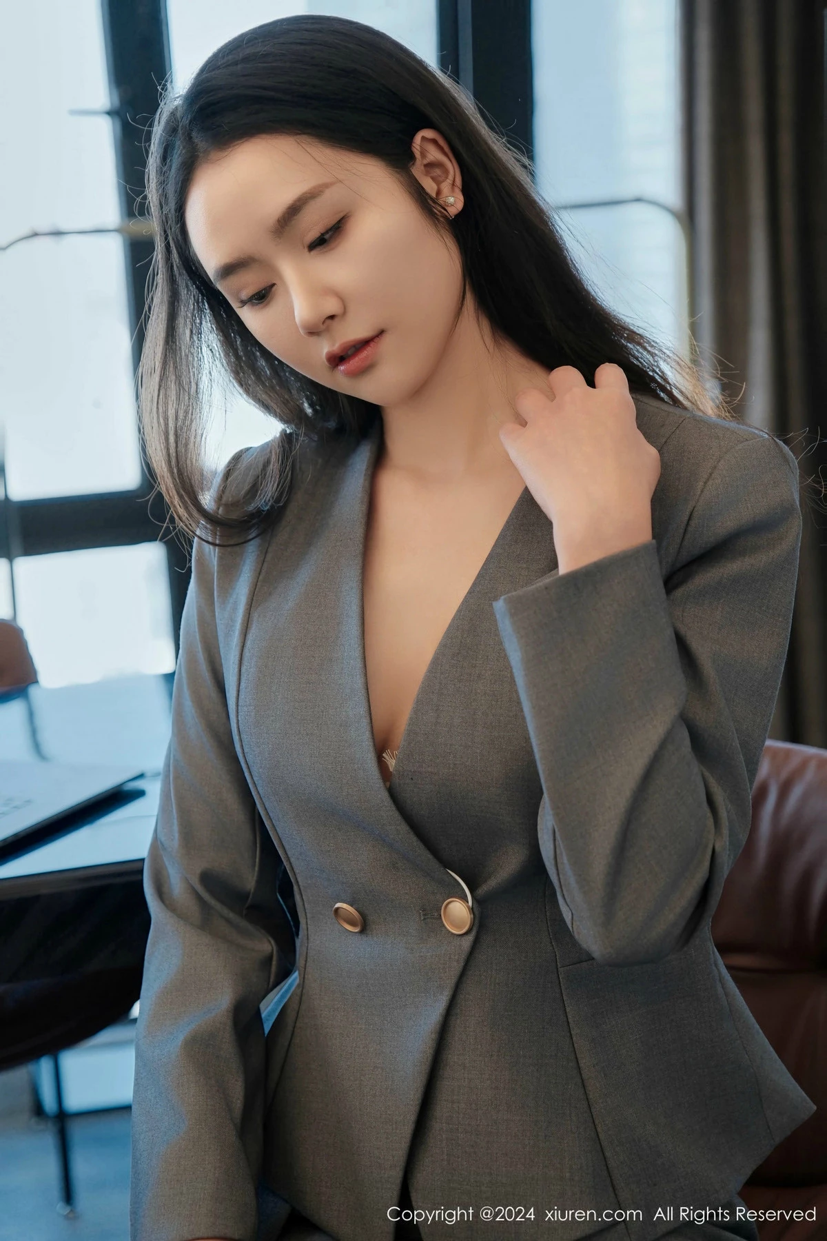 [[XiuRen秀人网]秀人网]No.9444_模特方子萱灰色OL服饰露白色内衣配黑丝袜秀凹凸身材诱惑写真80P