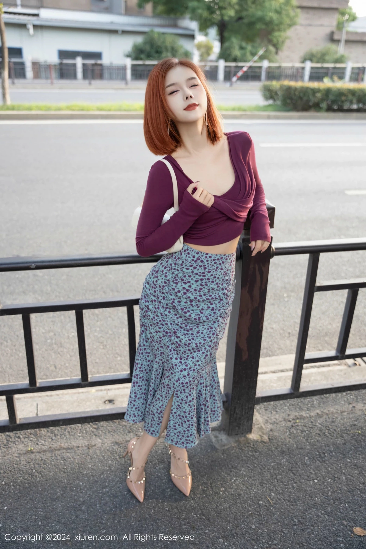 [[XiuRen秀人网]秀人网]No.9445_模特白芷yy私房性感紫衣长裙露紫色内衣秀柔美身姿撩人诱惑写真54P