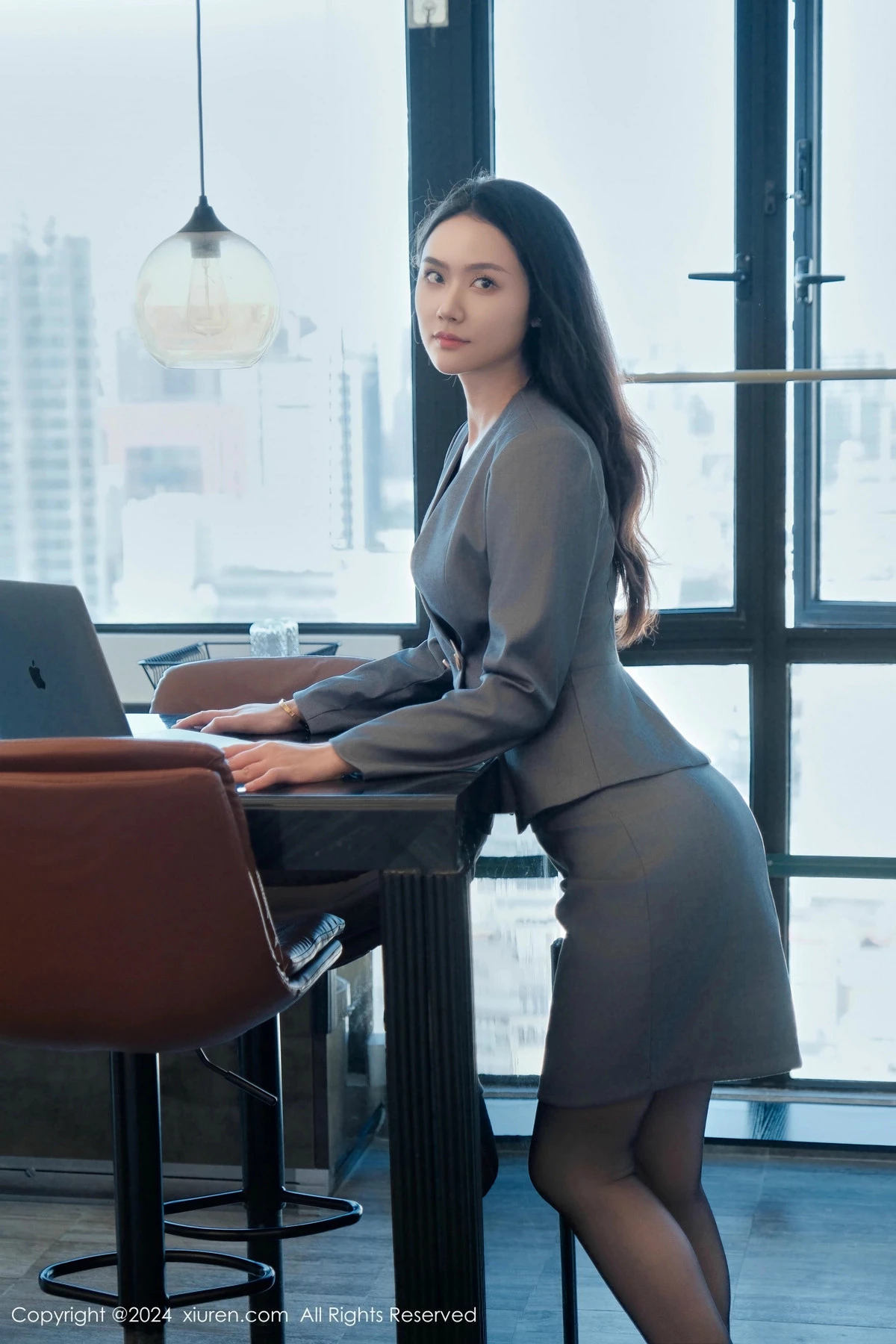 [[XiuRen秀人网]秀人网]No.9444_模特方子萱灰色OL服饰露白色内衣配黑丝袜秀凹凸身材诱惑写真80P