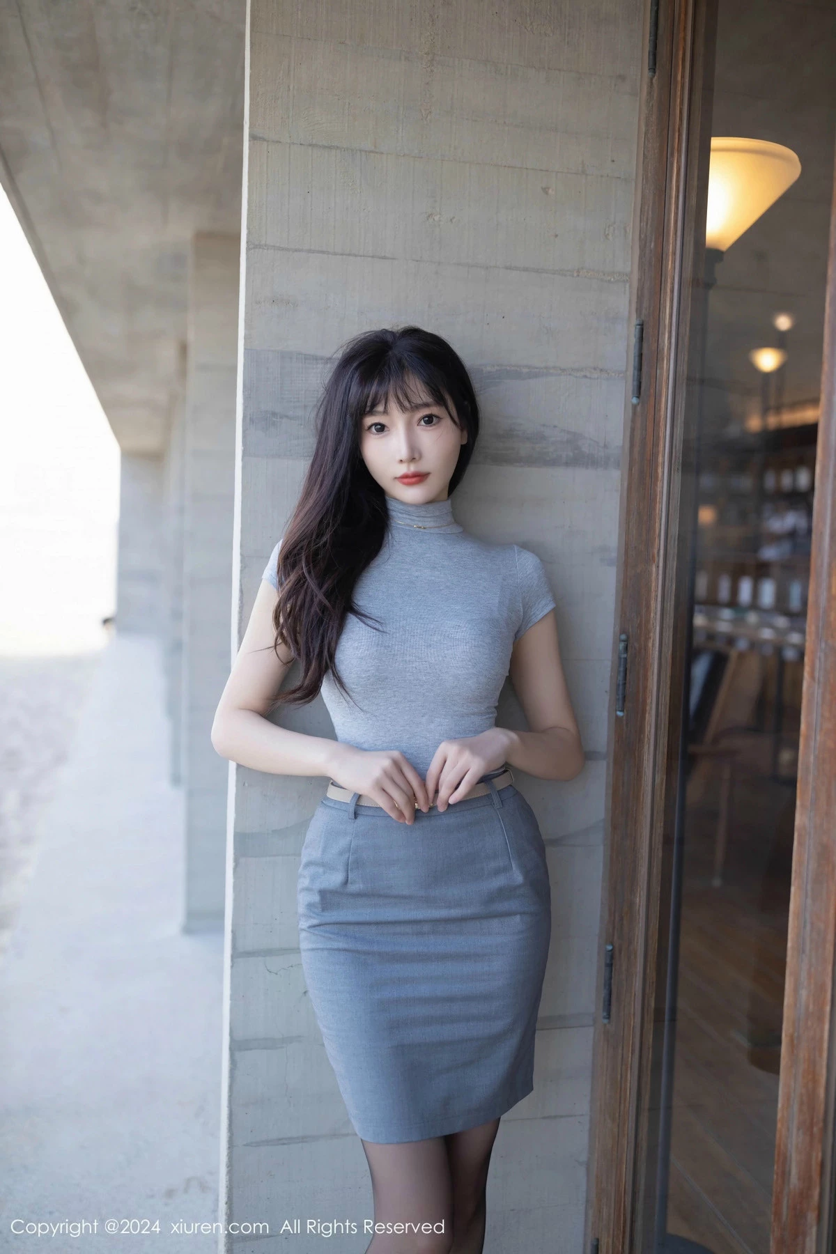 [[XiuRen秀人网]秀人网]No.9450_模特陆萱萱性感灰色OL服饰露红色内衣配开档黑丝极致魅惑写真80P