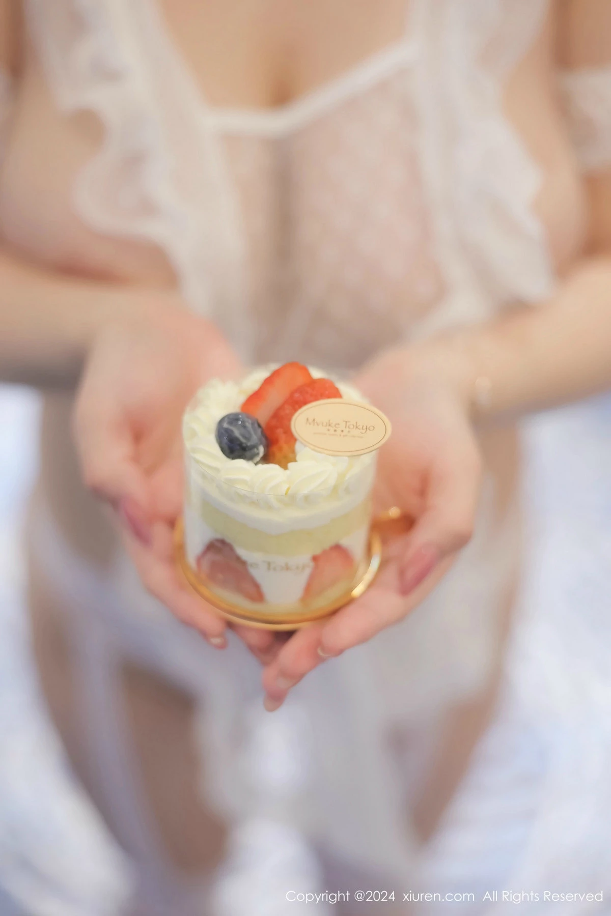 [[XiuRen秀人网]秀人网]No.9447_模特小肉肉咪性感白色情趣女仆服饰配白丝袜秀凹凸身材诱惑写真82P