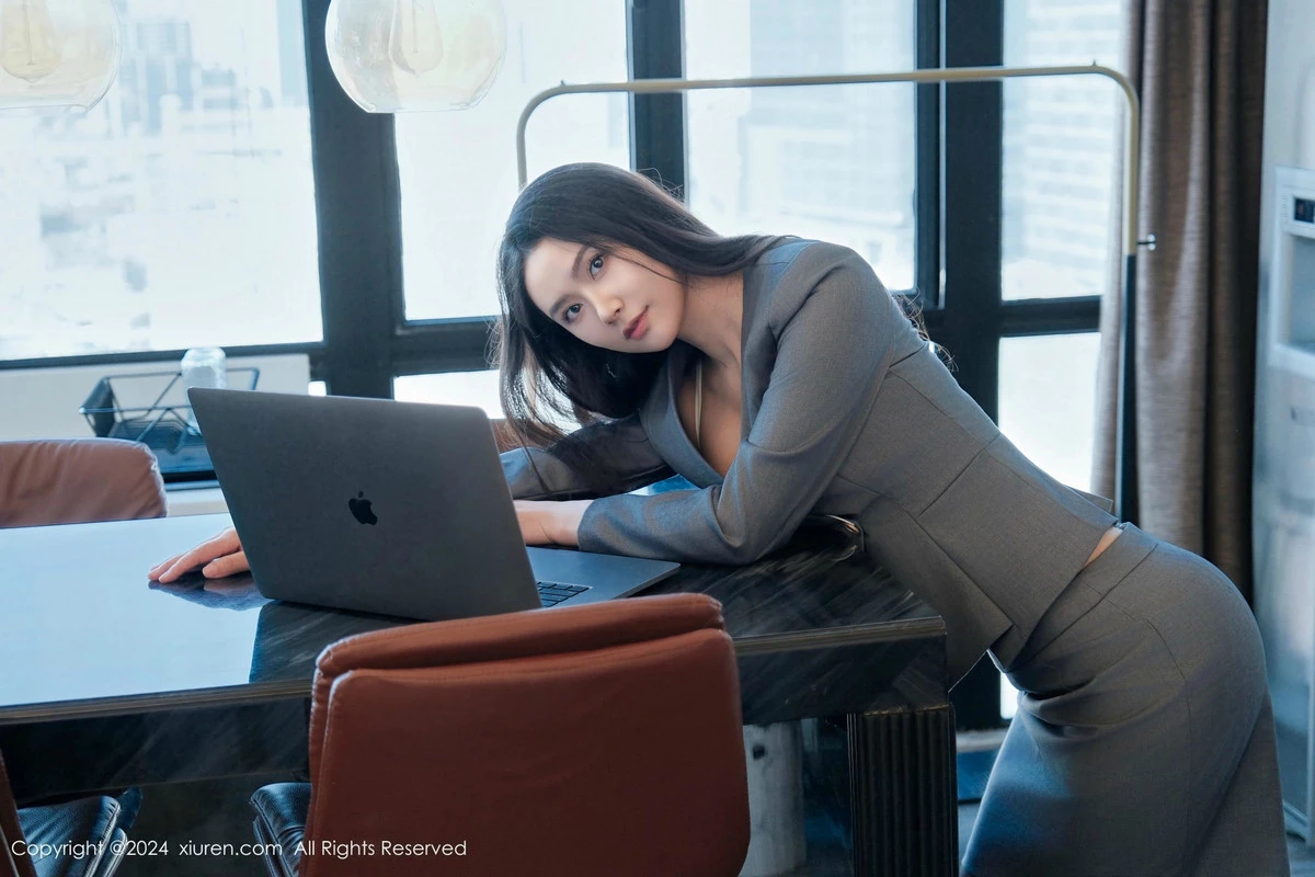 [[XiuRen秀人网]秀人网]No.9444_模特方子萱灰色OL服饰露白色内衣配黑丝袜秀凹凸身材诱惑写真80P