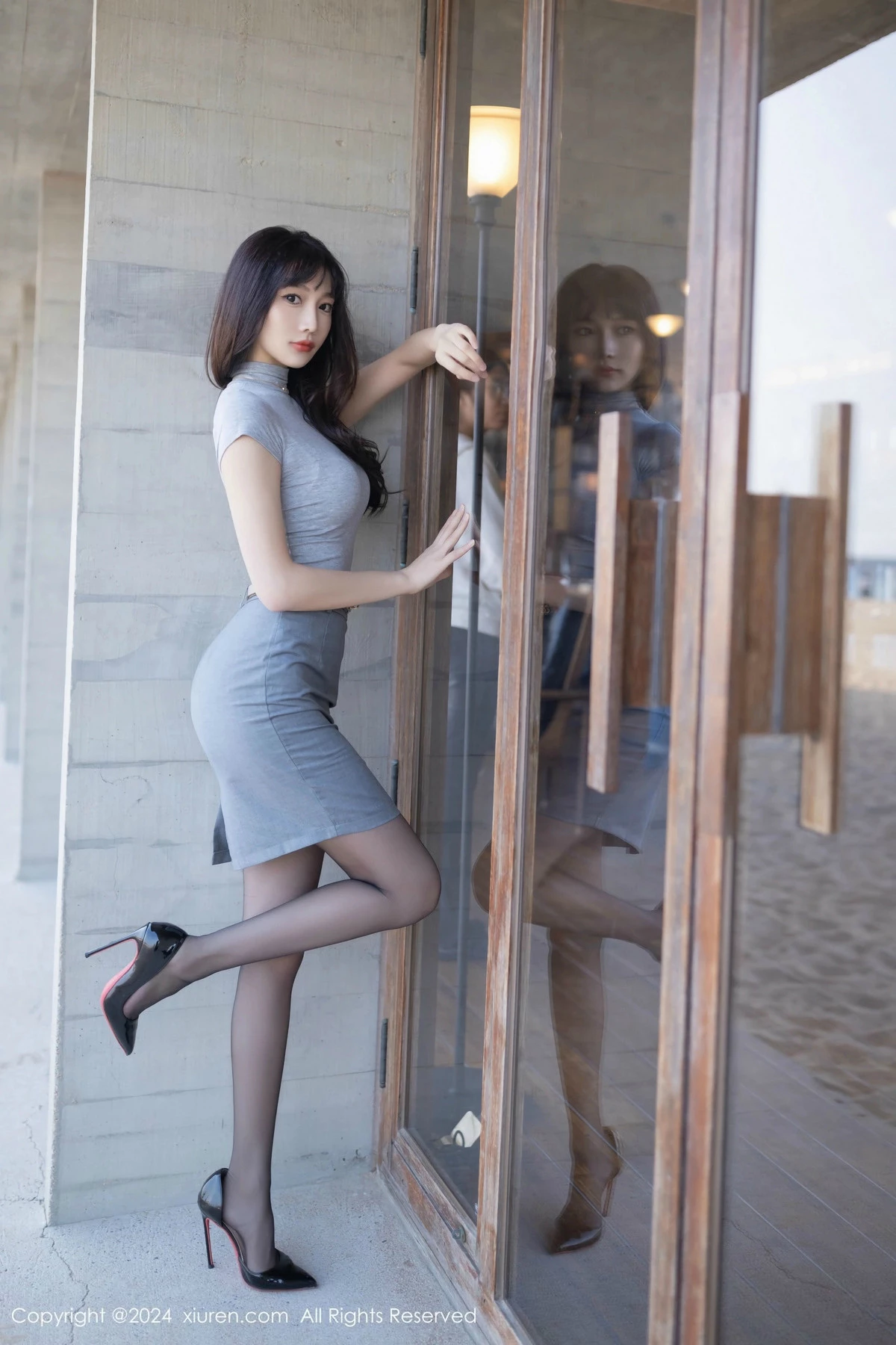[[XiuRen秀人网]秀人网]No.9450_模特陆萱萱性感灰色OL服饰露红色内衣配开档黑丝极致魅惑写真80P
