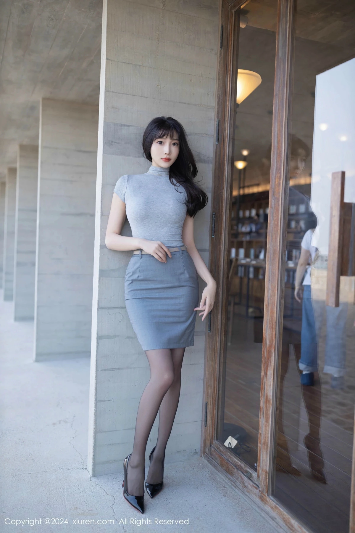 [[XiuRen秀人网]秀人网]No.9450_模特陆萱萱性感灰色OL服饰露红色内衣配开档黑丝极致魅惑写真80P