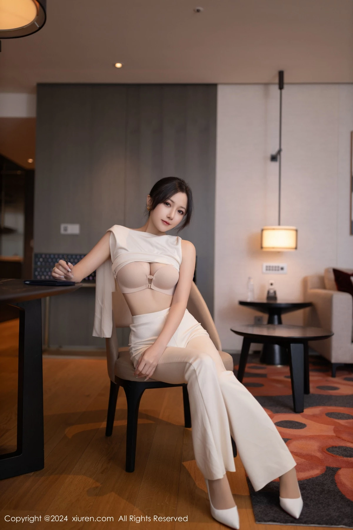 [[XiuRen秀人网]秀人网]No.9457_模特鱼子酱Fish职场主题浅色服饰配超薄肉丝秀曼妙身姿诱惑写真80P