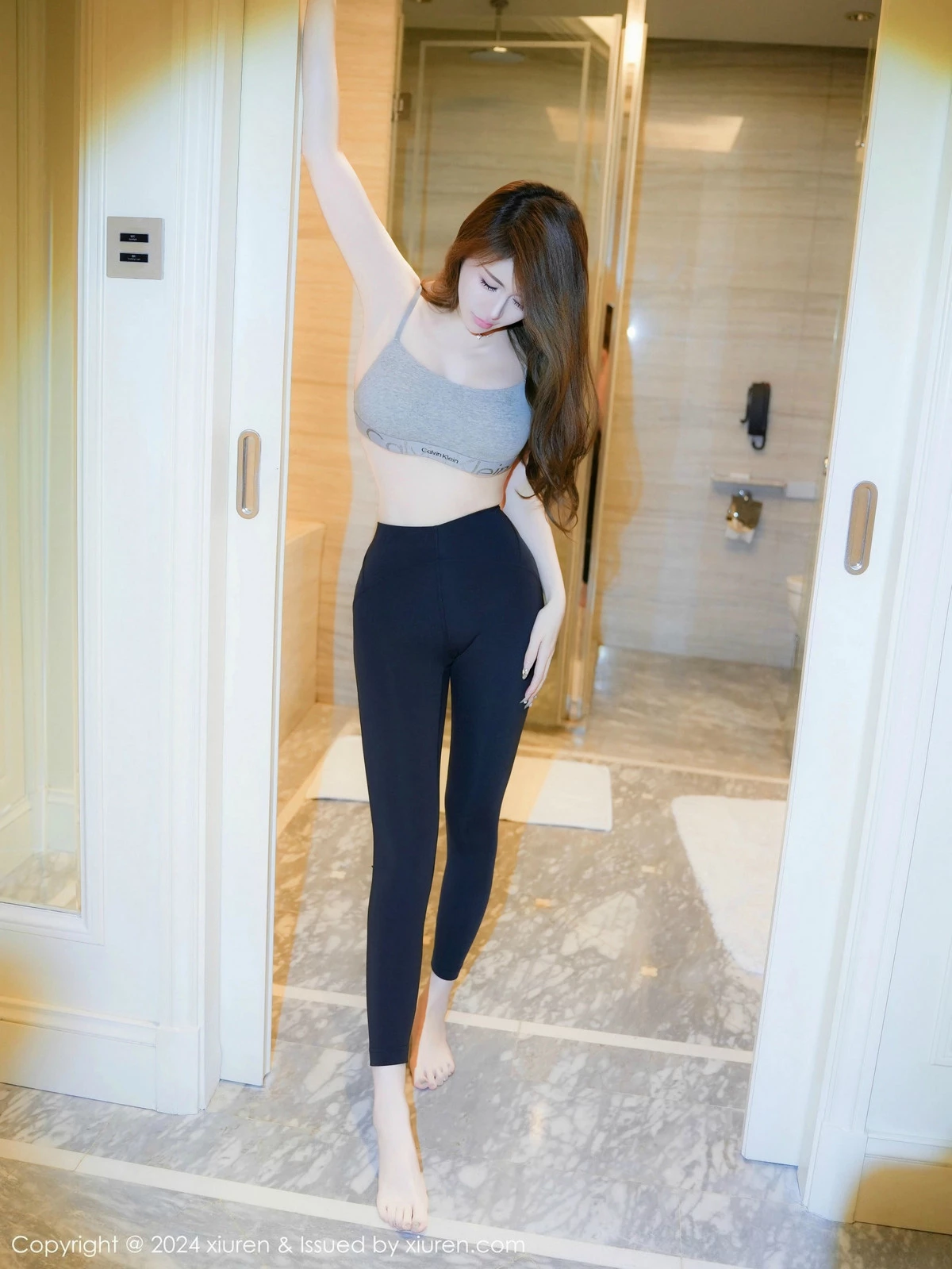 [[XiuRen秀人网]秀人网]No.9452_模特甜妮性感短款浅灰色健身服紧身秀丰腴身材撩人诱惑写真71P