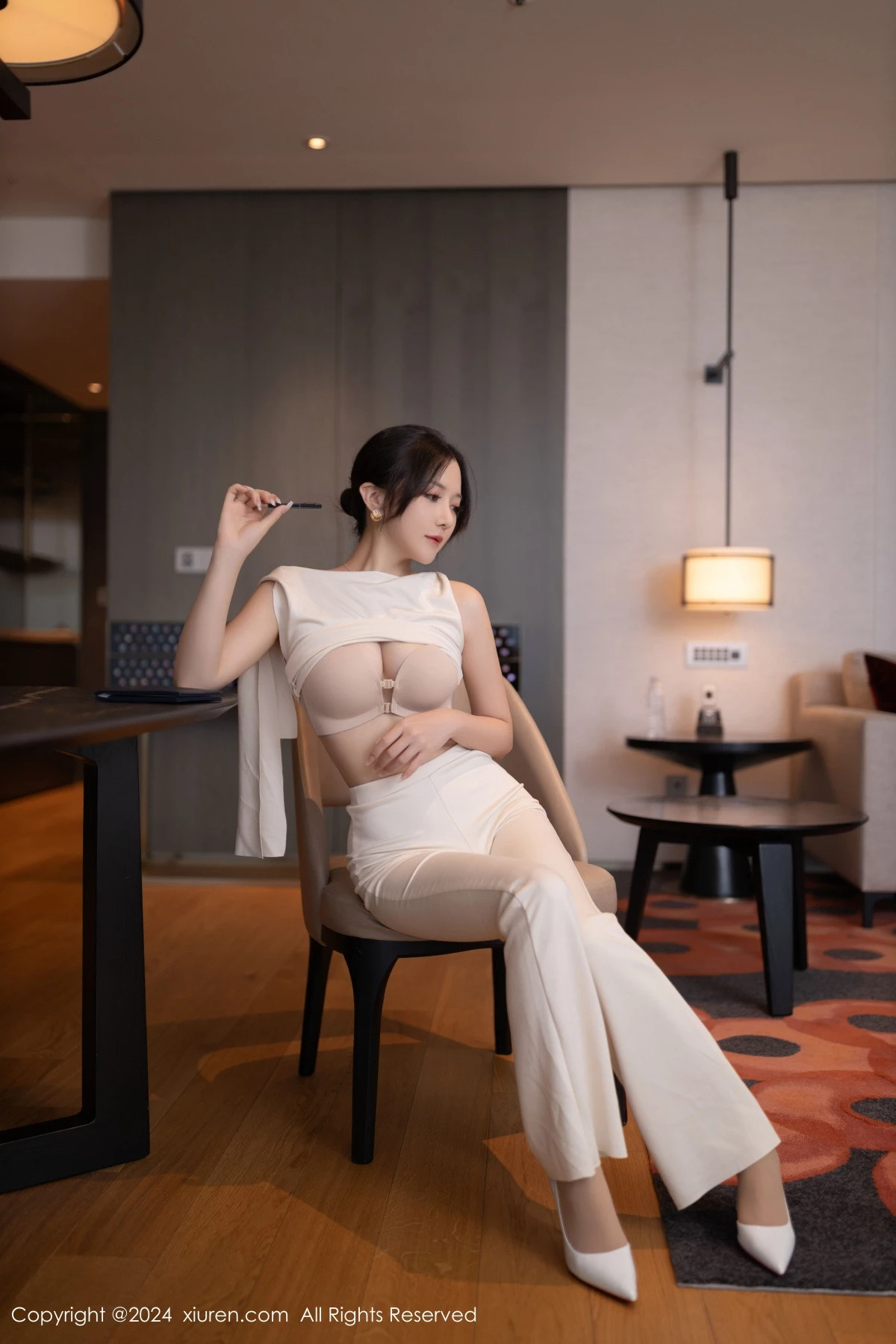 [[XiuRen秀人网]秀人网]No.9457_模特鱼子酱Fish职场主题浅色服饰配超薄肉丝秀曼妙身姿诱惑写真80P
