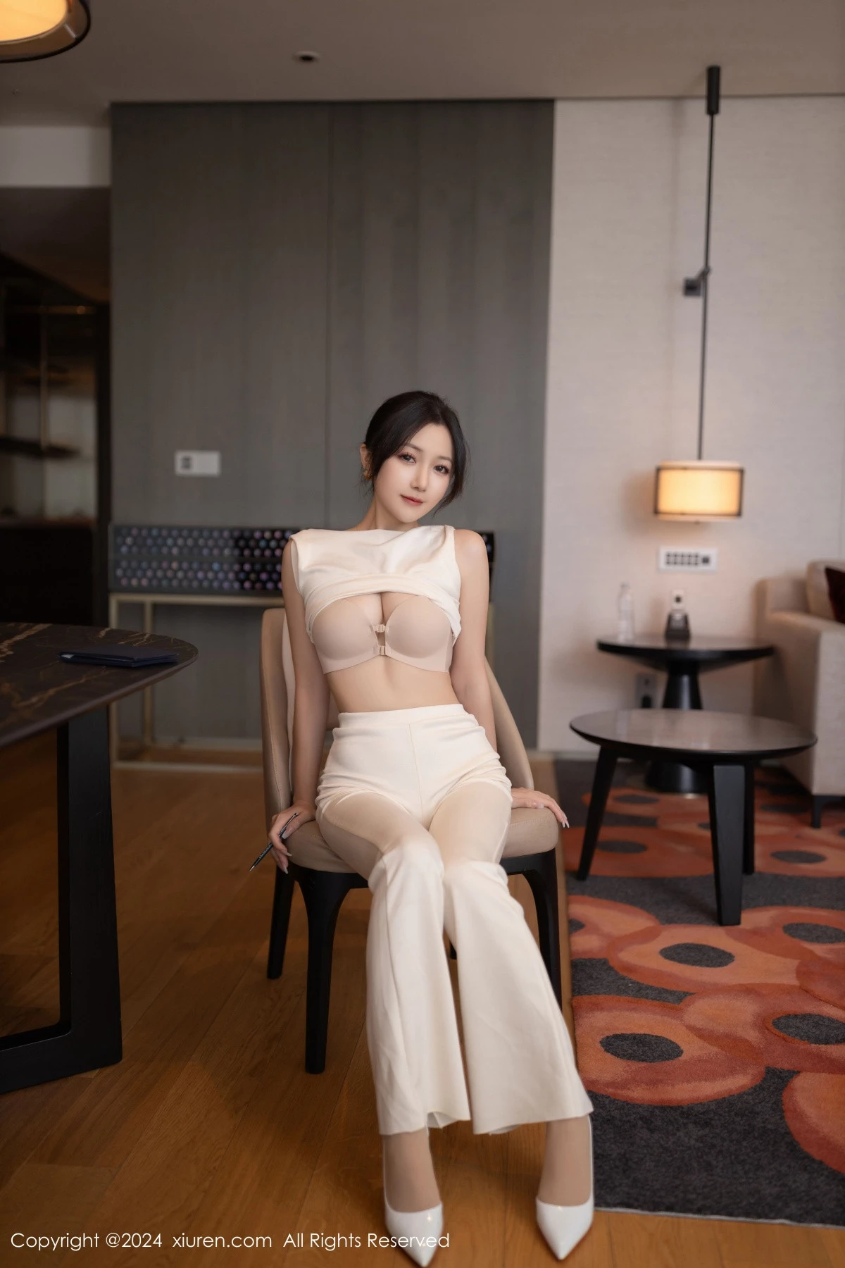 [[XiuRen秀人网]秀人网]No.9457_模特鱼子酱Fish职场主题浅色服饰配超薄肉丝秀曼妙身姿诱惑写真80P