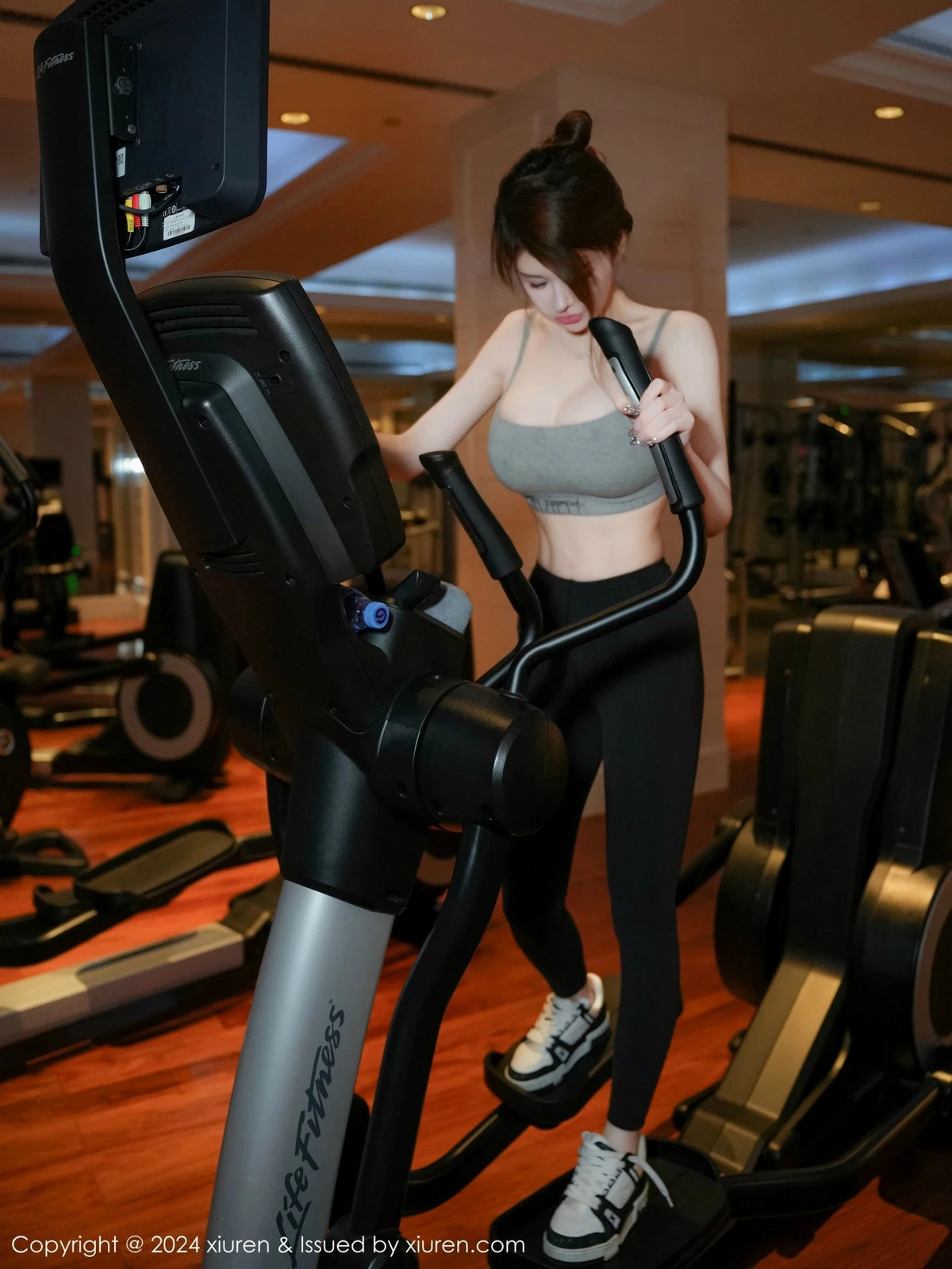 [[XiuRen秀人网]秀人网]No.9452_模特甜妮性感短款浅灰色健身服紧身秀丰腴身材撩人诱惑写真71P