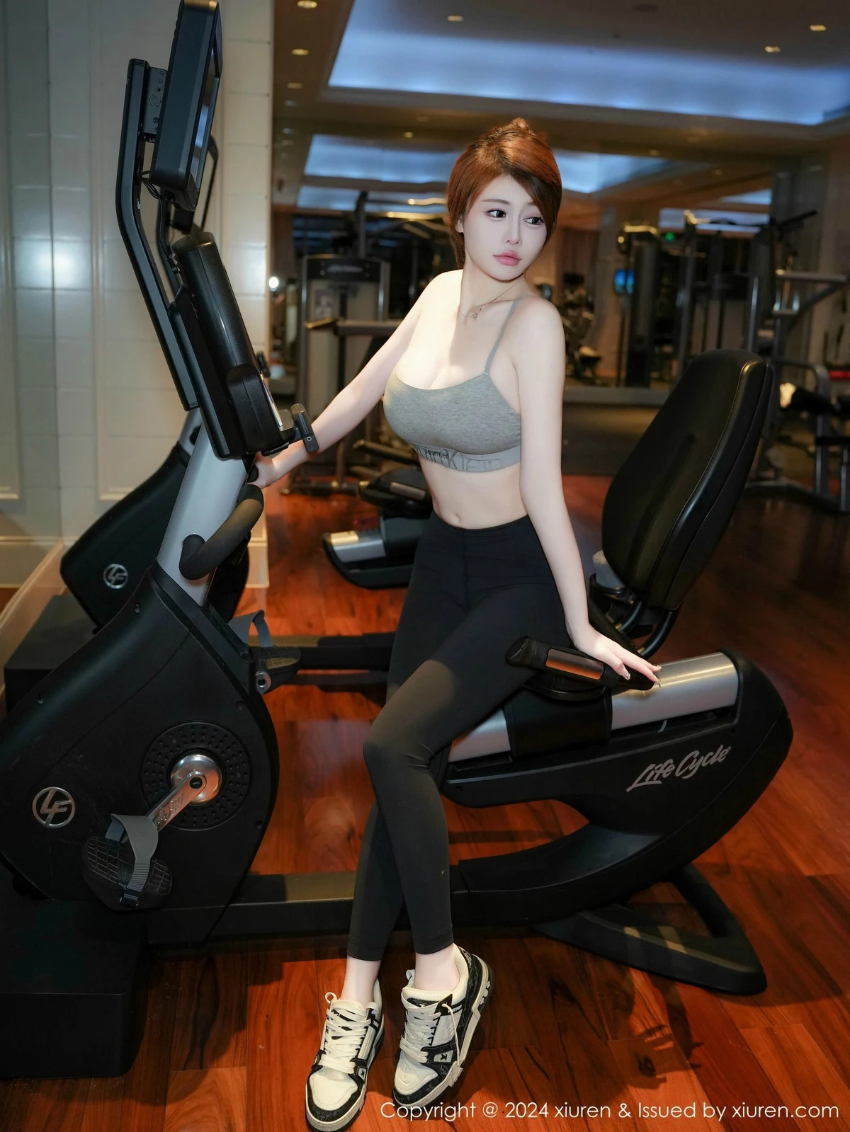 [[XiuRen秀人网]秀人网]No.9452_模特甜妮性感短款浅灰色健身服紧身秀丰腴身材撩人诱惑写真71P