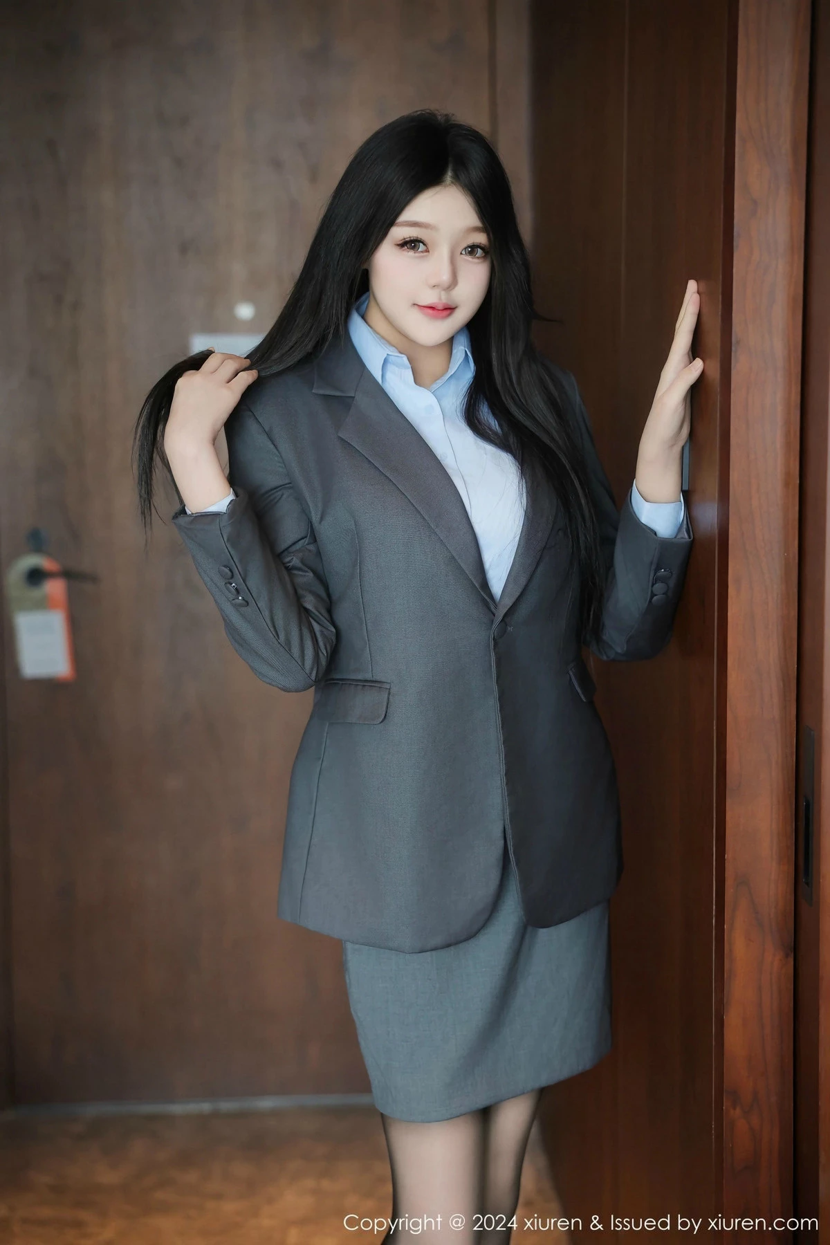 [[XiuRen秀人网]秀人网]No.9453_模特柚柚小奶瓶性感OL制服露粉色蕾丝内衣秀凹凸身材诱惑写真73P