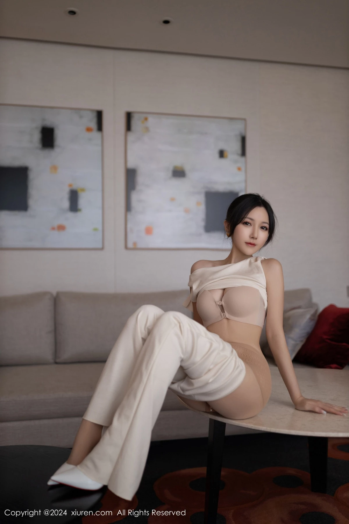 [[XiuRen秀人网]秀人网]No.9457_模特鱼子酱Fish职场主题浅色服饰配超薄肉丝秀曼妙身姿诱惑写真80P