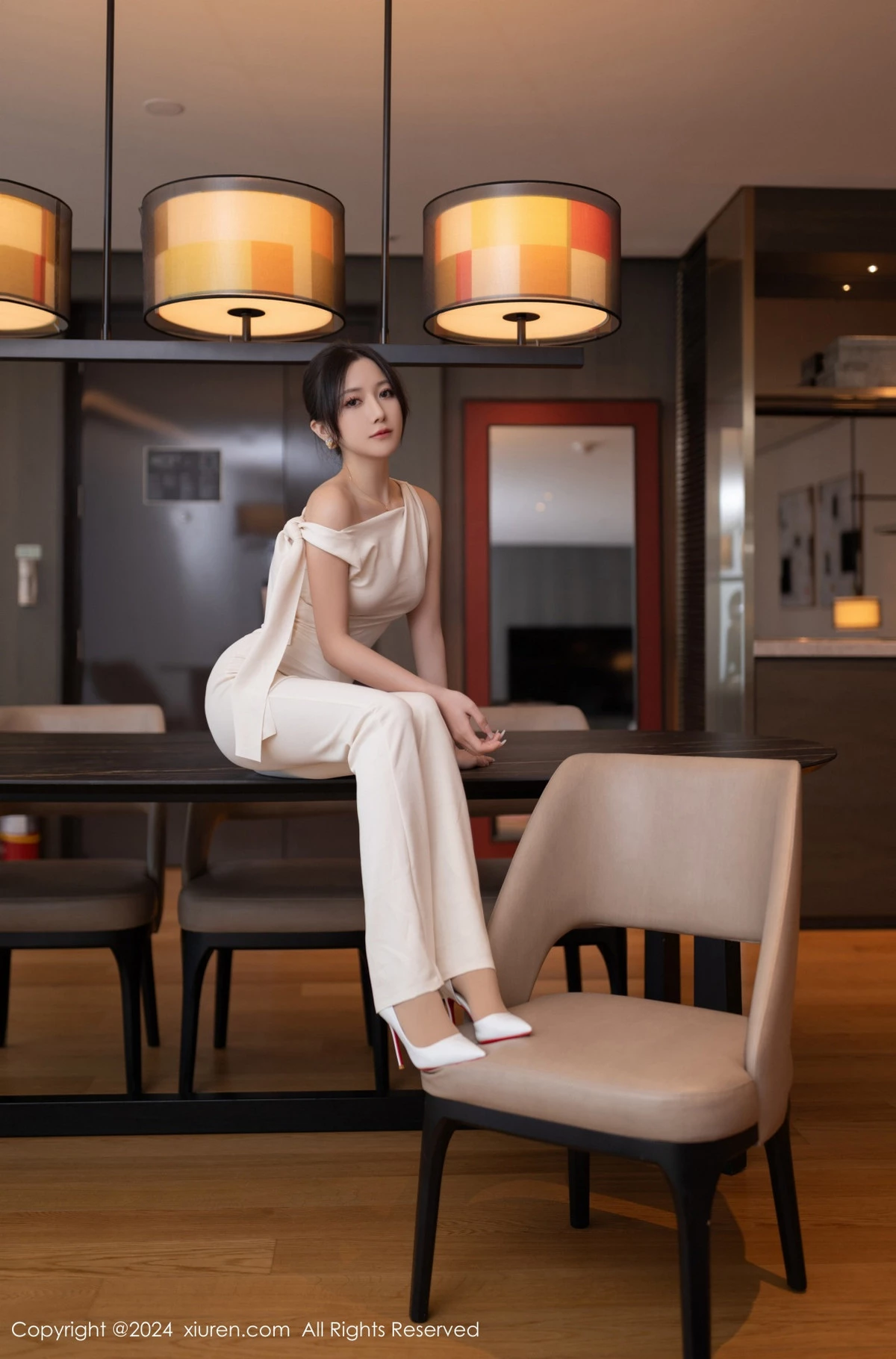 [[XiuRen秀人网]秀人网]No.9457_模特鱼子酱Fish职场主题浅色服饰配超薄肉丝秀曼妙身姿诱惑写真80P