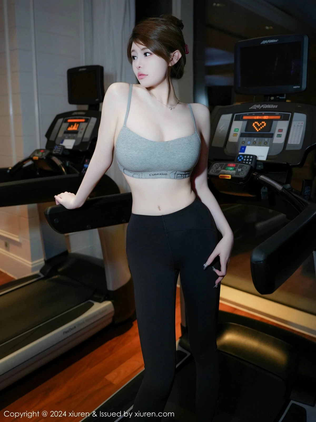 [[XiuRen秀人网]秀人网]No.9452_模特甜妮性感短款浅灰色健身服紧身秀丰腴身材撩人诱惑写真71P