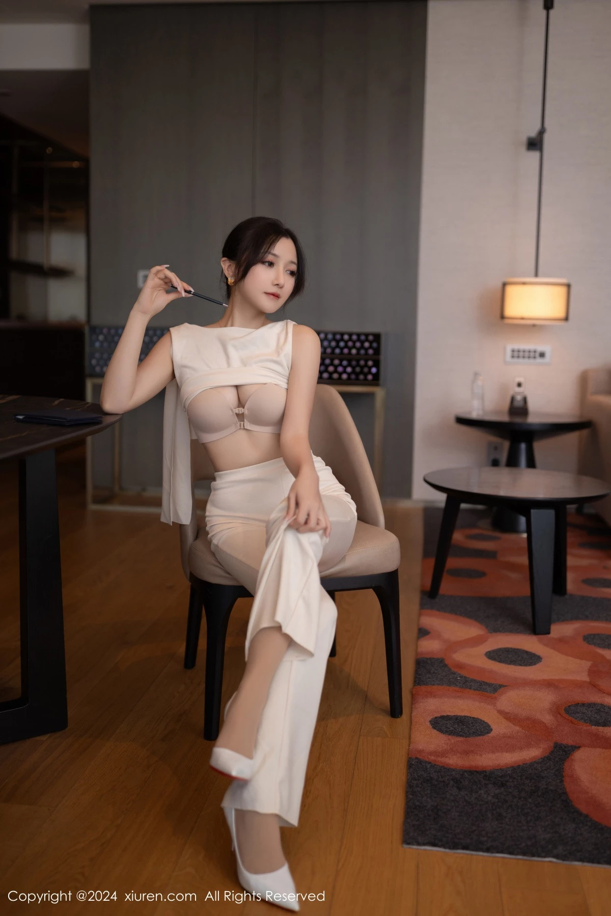 [[XiuRen秀人网]秀人网]No.9457_模特鱼子酱Fish职场主题浅色服饰配超薄肉丝秀曼妙身姿诱惑写真80P