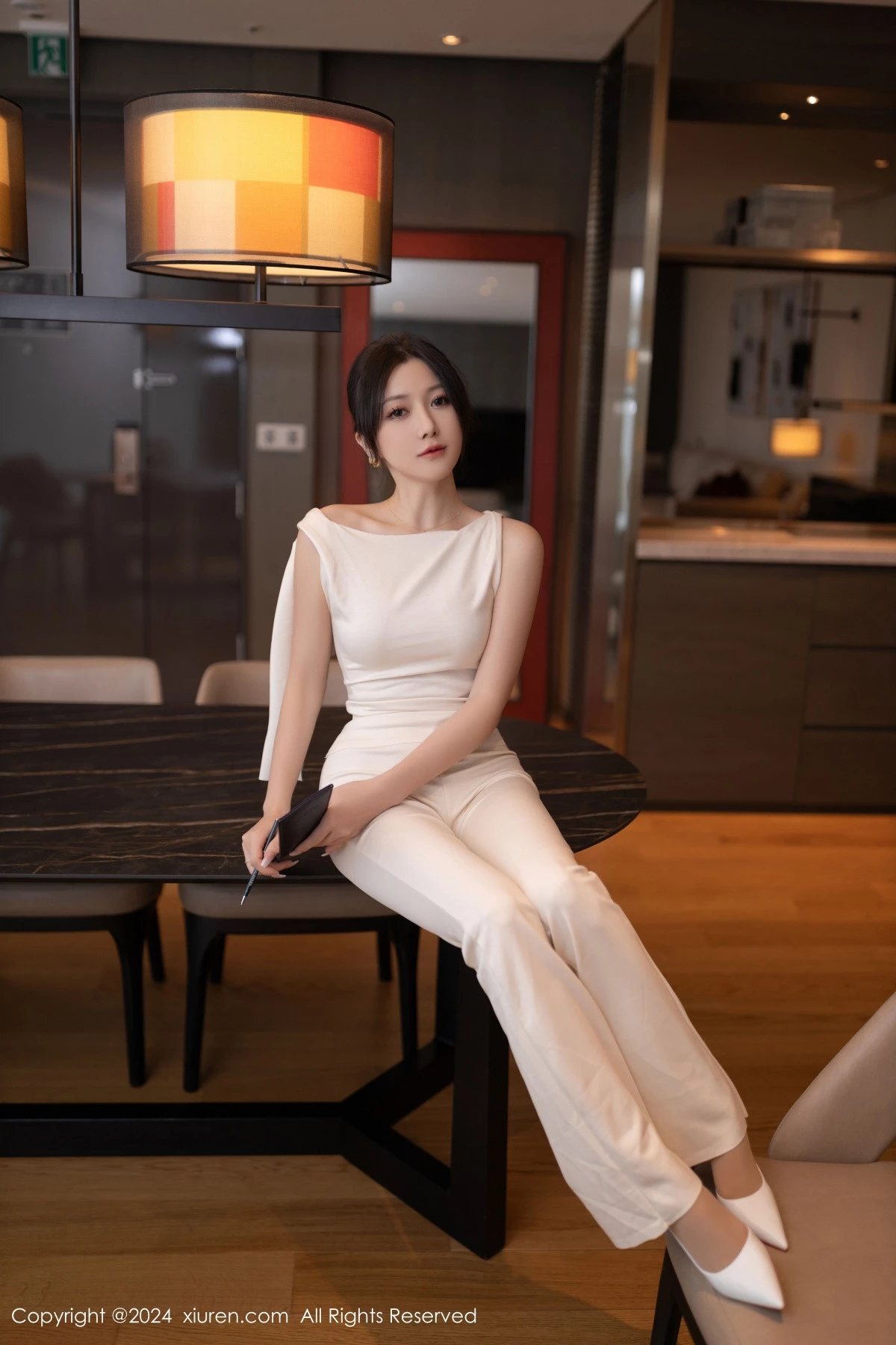 [[XiuRen秀人网]秀人网]No.9457_模特鱼子酱Fish职场主题浅色服饰配超薄肉丝秀曼妙身姿诱惑写真80P