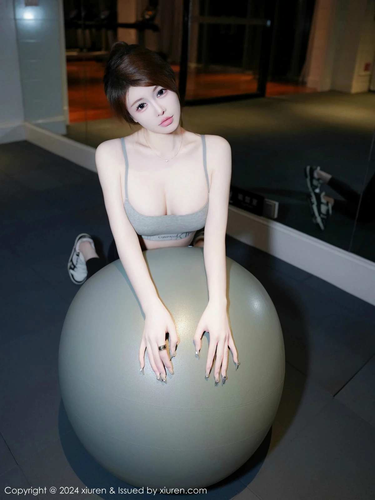 [[XiuRen秀人网]秀人网]No.9452_模特甜妮性感短款浅灰色健身服紧身秀丰腴身材撩人诱惑写真71P