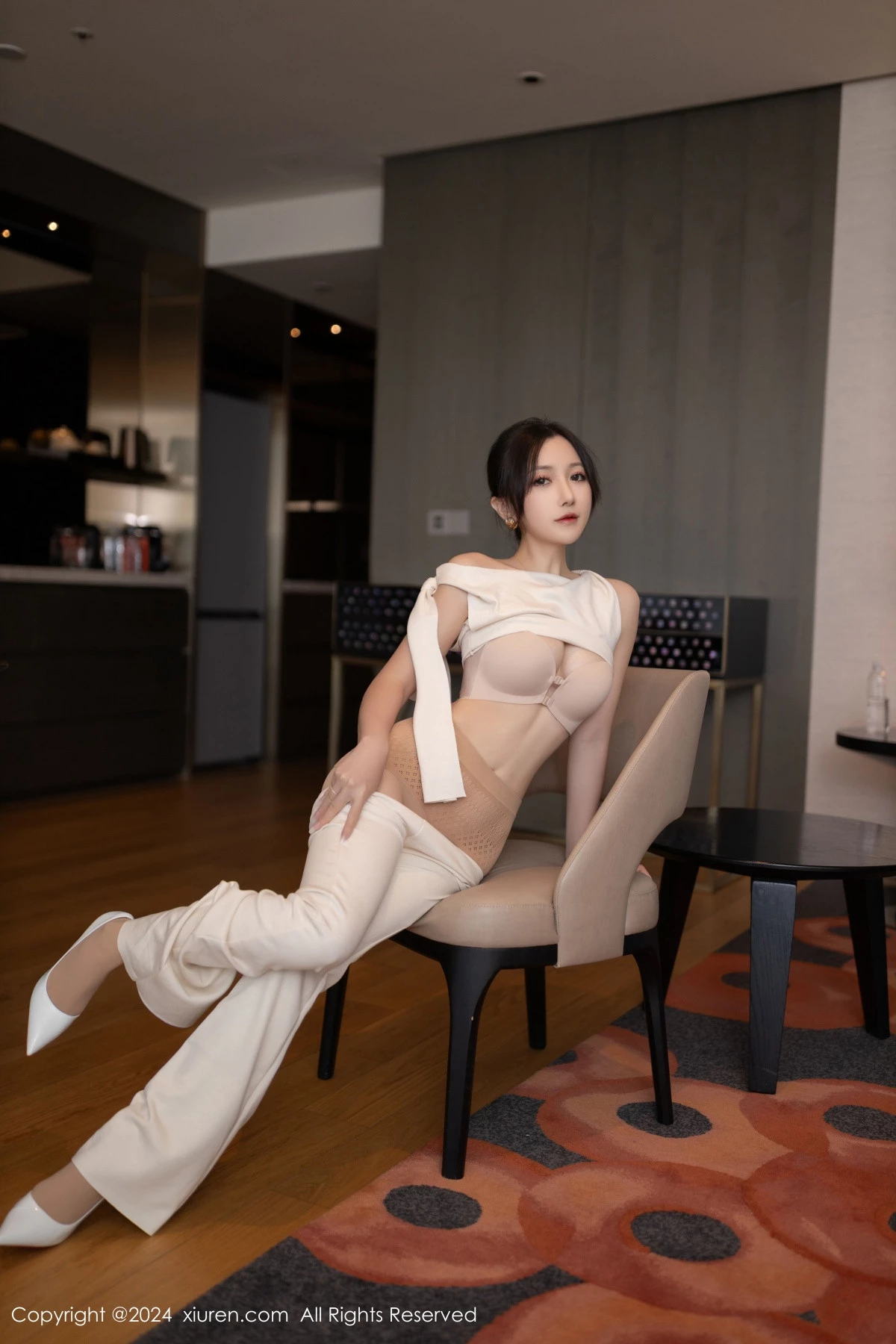 [[XiuRen秀人网]秀人网]No.9457_模特鱼子酱Fish职场主题浅色服饰配超薄肉丝秀曼妙身姿诱惑写真80P