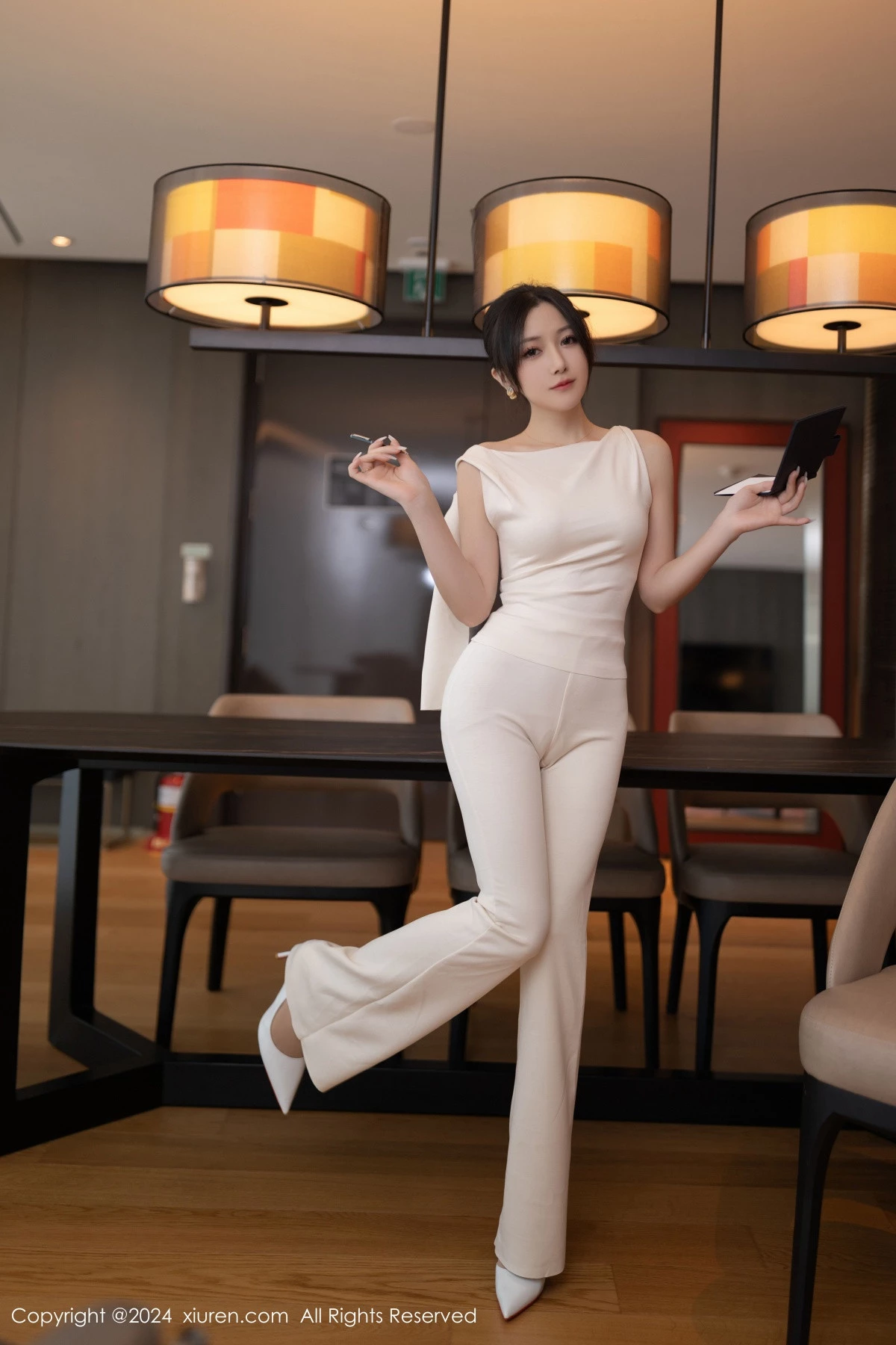 [[XiuRen秀人网]秀人网]No.9457_模特鱼子酱Fish职场主题浅色服饰配超薄肉丝秀曼妙身姿诱惑写真80P