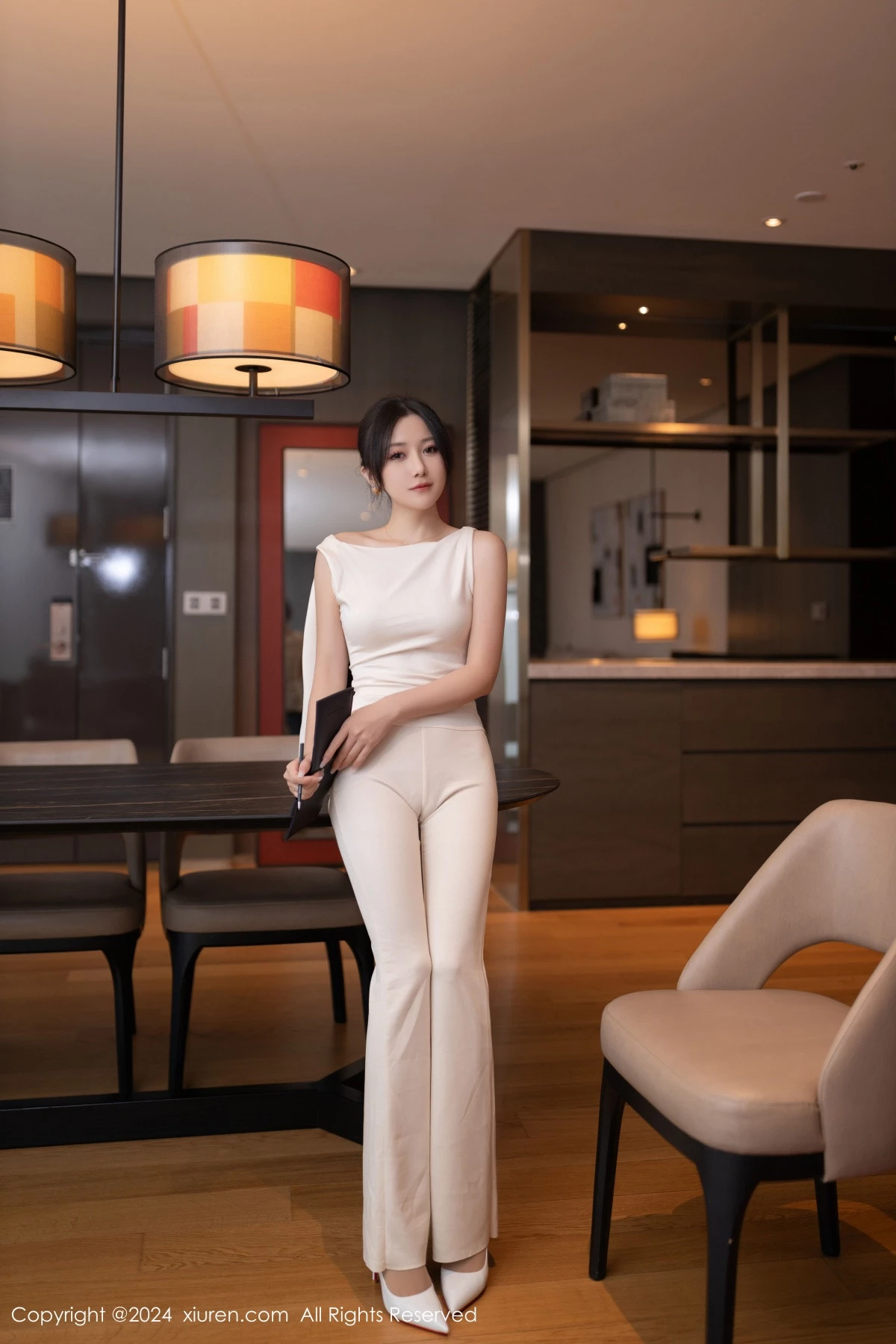 [[XiuRen秀人网]秀人网]No.9457_模特鱼子酱Fish职场主题浅色服饰配超薄肉丝秀曼妙身姿诱惑写真80P