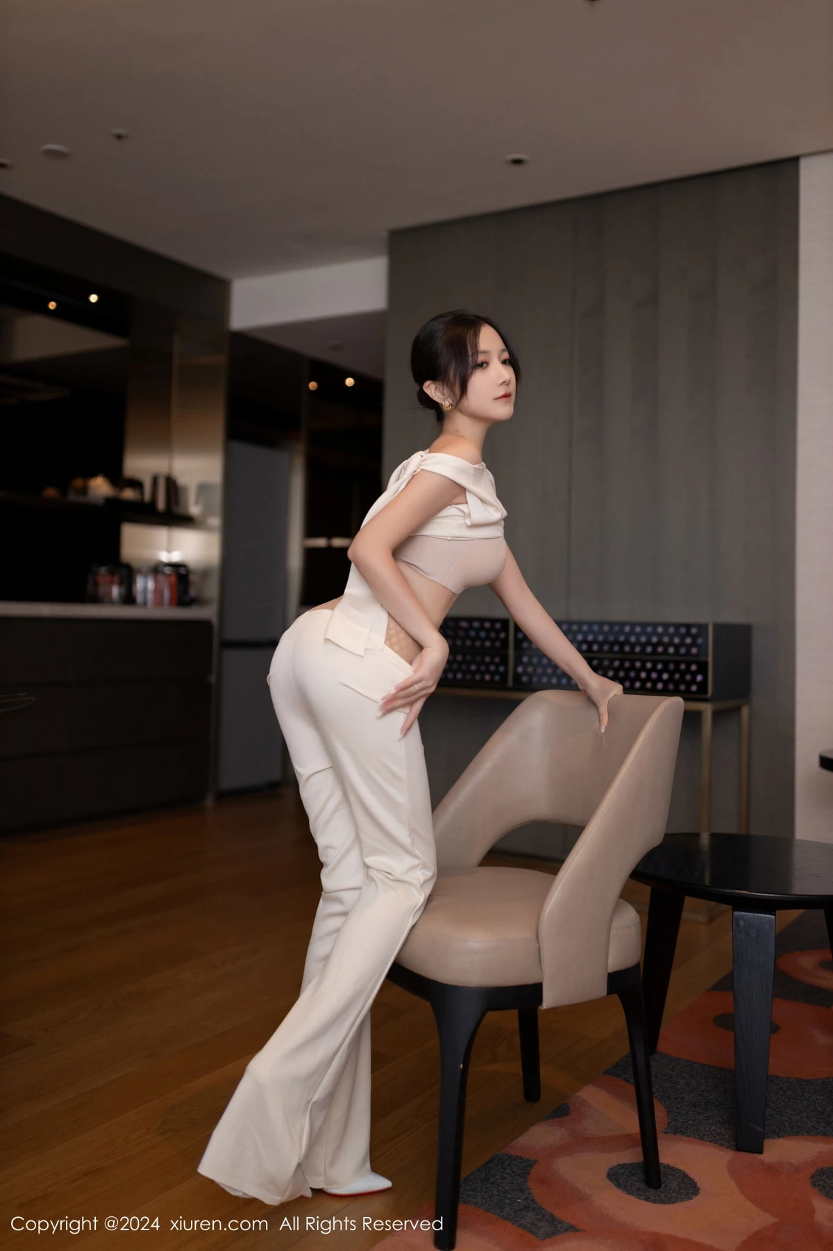 [[XiuRen秀人网]秀人网]No.9457_模特鱼子酱Fish职场主题浅色服饰配超薄肉丝秀曼妙身姿诱惑写真80P