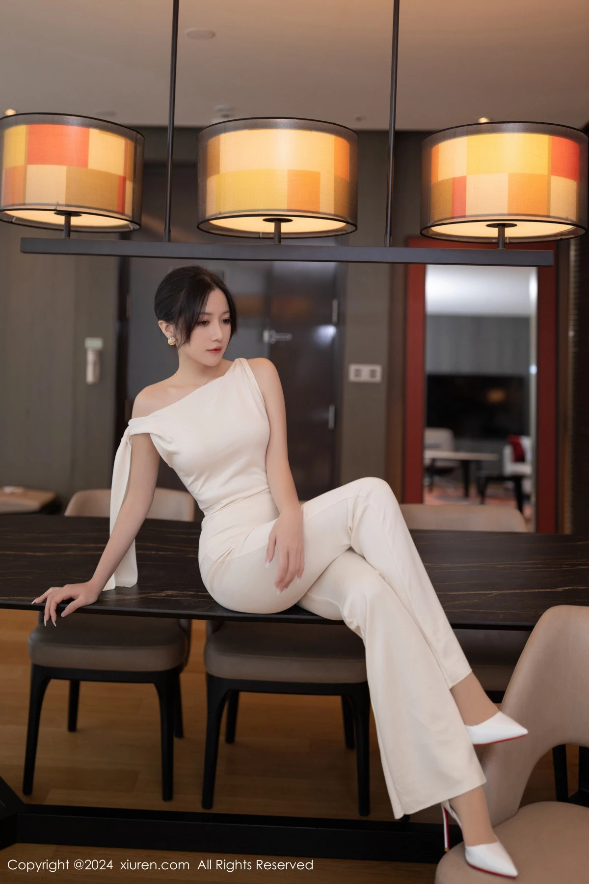 [[XiuRen秀人网]秀人网]No.9457_模特鱼子酱Fish职场主题浅色服饰配超薄肉丝秀曼妙身姿诱惑写真80P