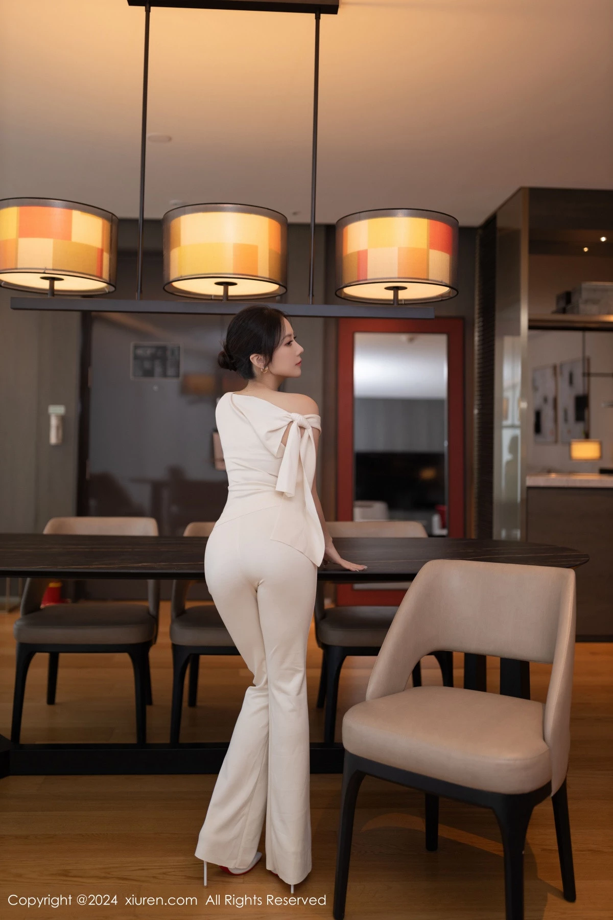 [[XiuRen秀人网]秀人网]No.9457_模特鱼子酱Fish职场主题浅色服饰配超薄肉丝秀曼妙身姿诱惑写真80P