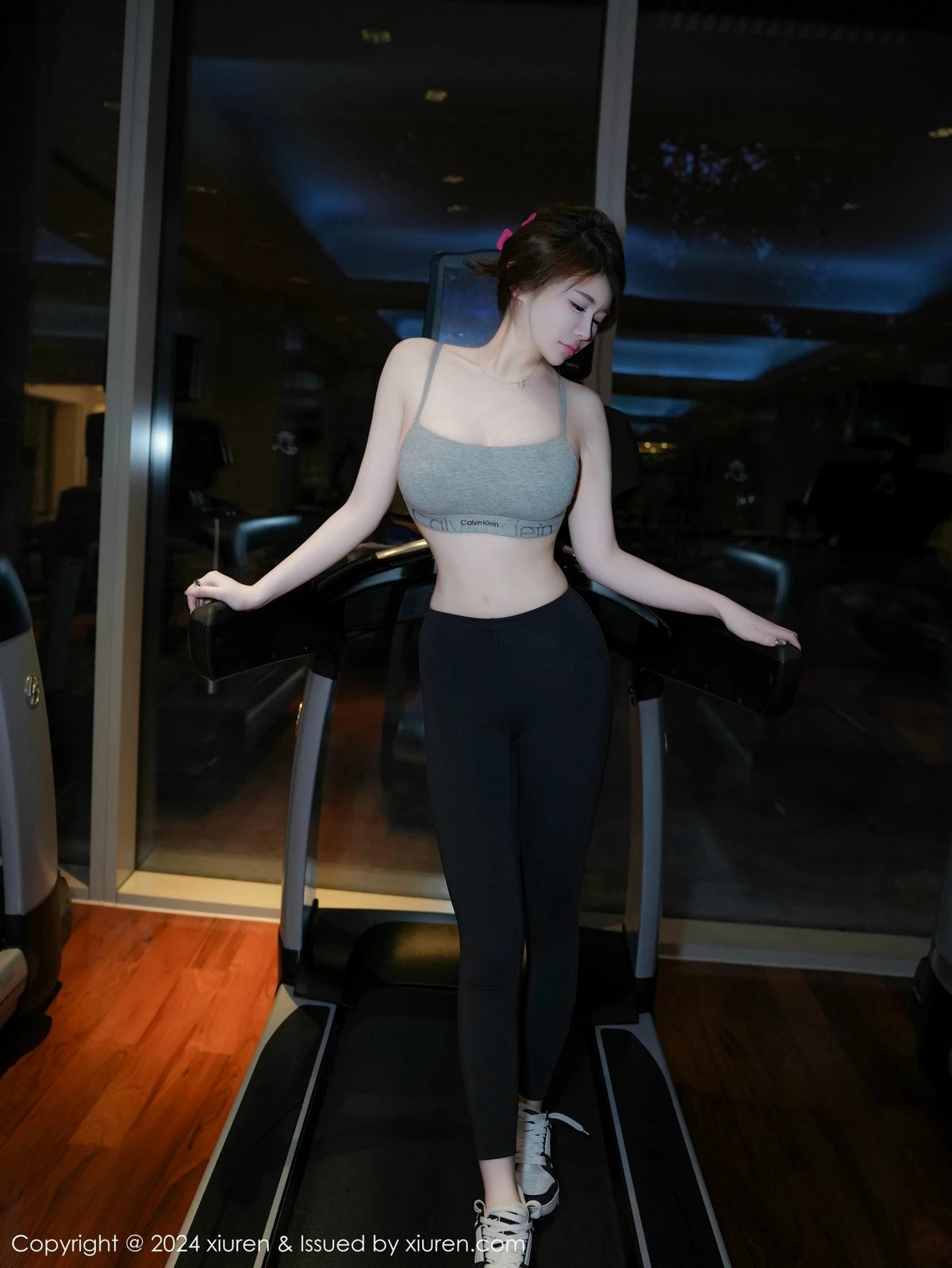 [[XiuRen秀人网]秀人网]No.9452_模特甜妮性感短款浅灰色健身服紧身秀丰腴身材撩人诱惑写真71P