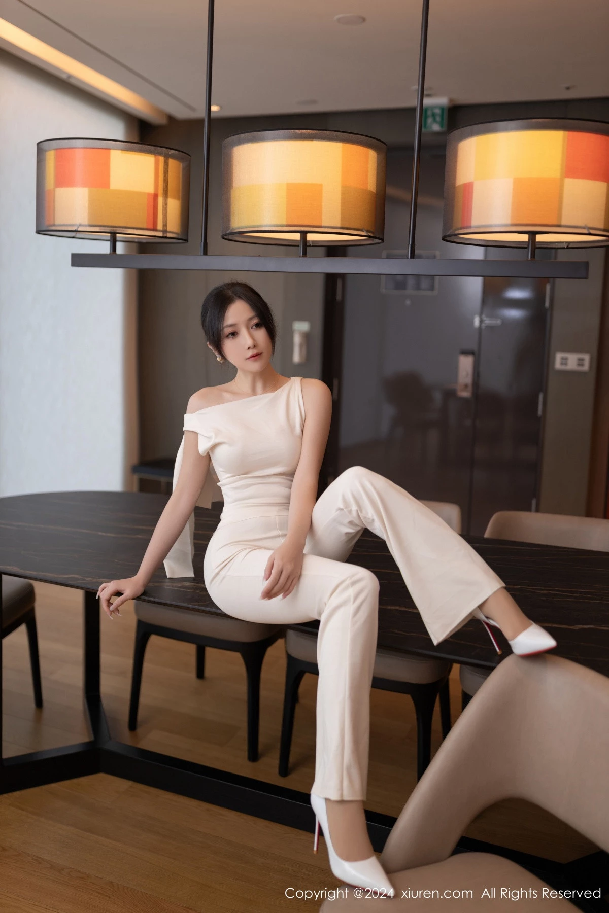 [[XiuRen秀人网]秀人网]No.9457_模特鱼子酱Fish职场主题浅色服饰配超薄肉丝秀曼妙身姿诱惑写真80P