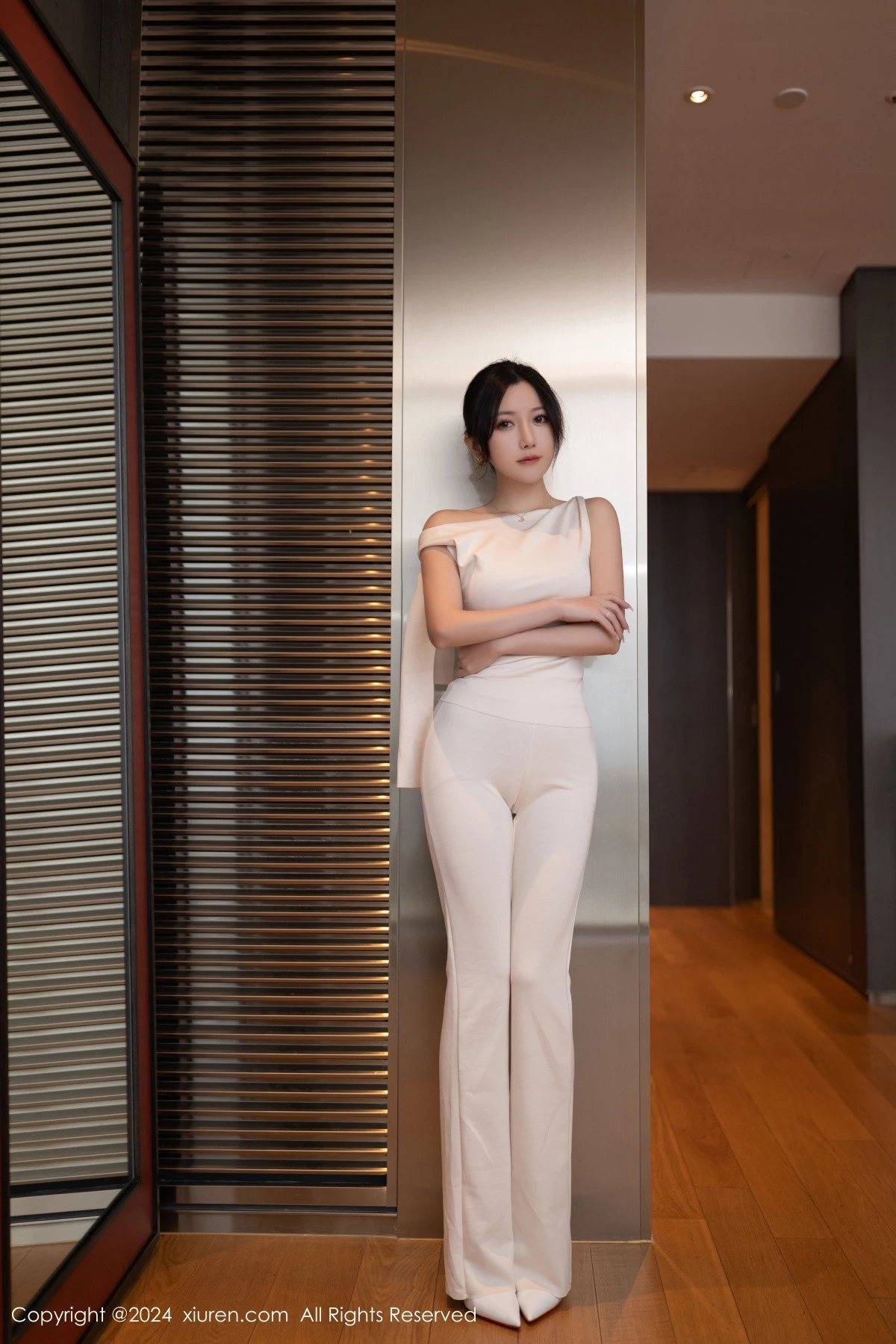 [[XiuRen秀人网]秀人网]No.9457_模特鱼子酱Fish职场主题浅色服饰配超薄肉丝秀曼妙身姿诱惑写真80P