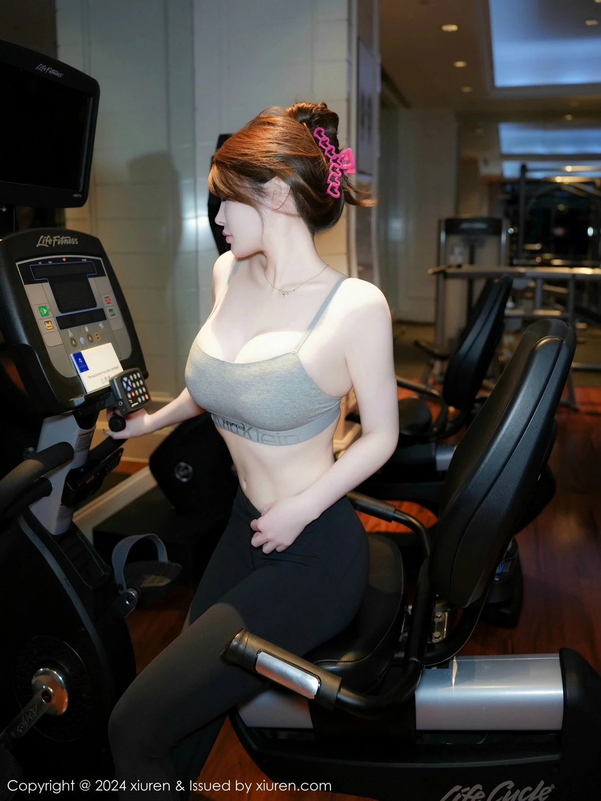 [[XiuRen秀人网]秀人网]No.9452_模特甜妮性感短款浅灰色健身服紧身秀丰腴身材撩人诱惑写真71P