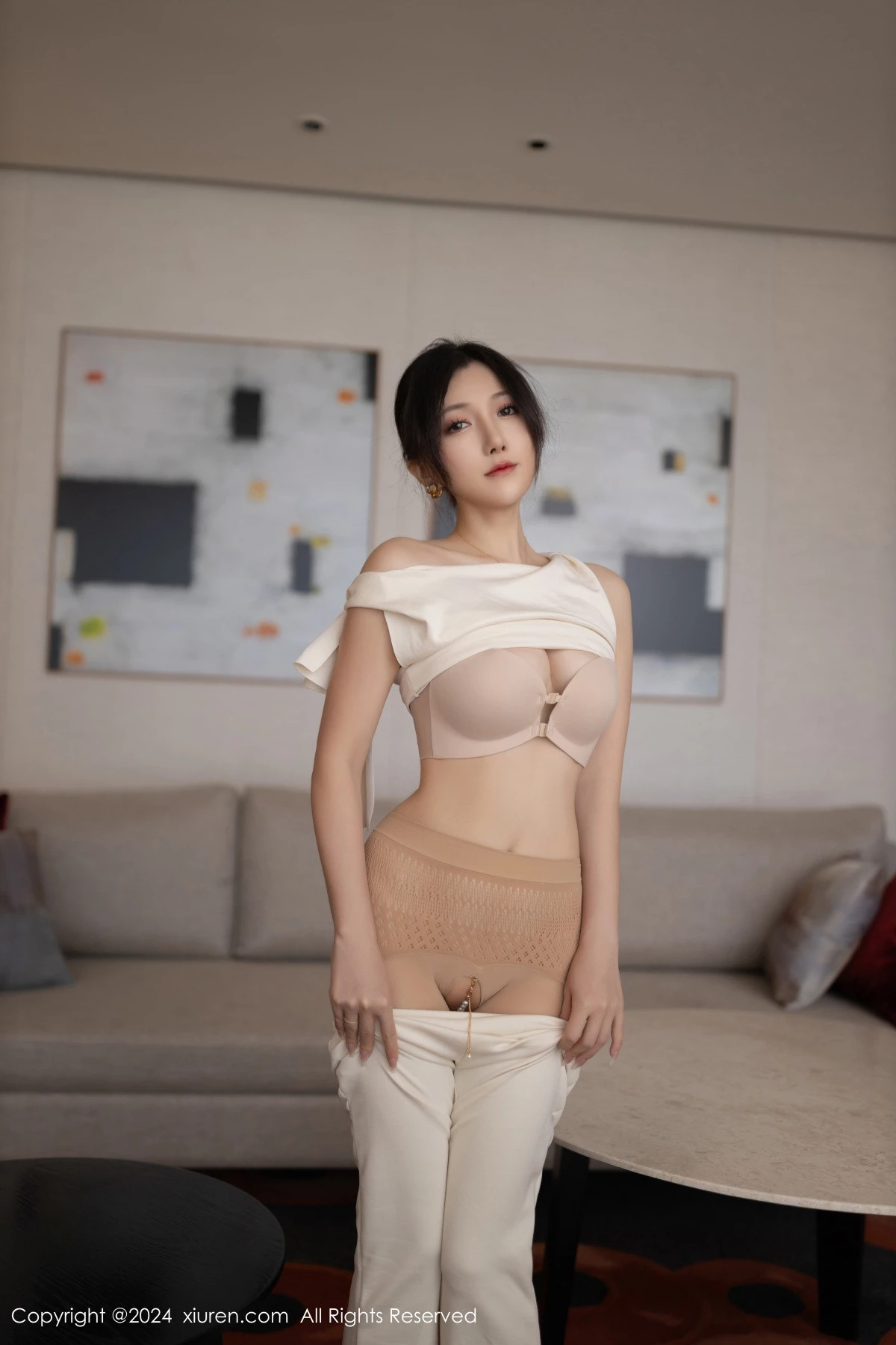 [[XiuRen秀人网]秀人网]No.9457_模特鱼子酱Fish职场主题浅色服饰配超薄肉丝秀曼妙身姿诱惑写真80P