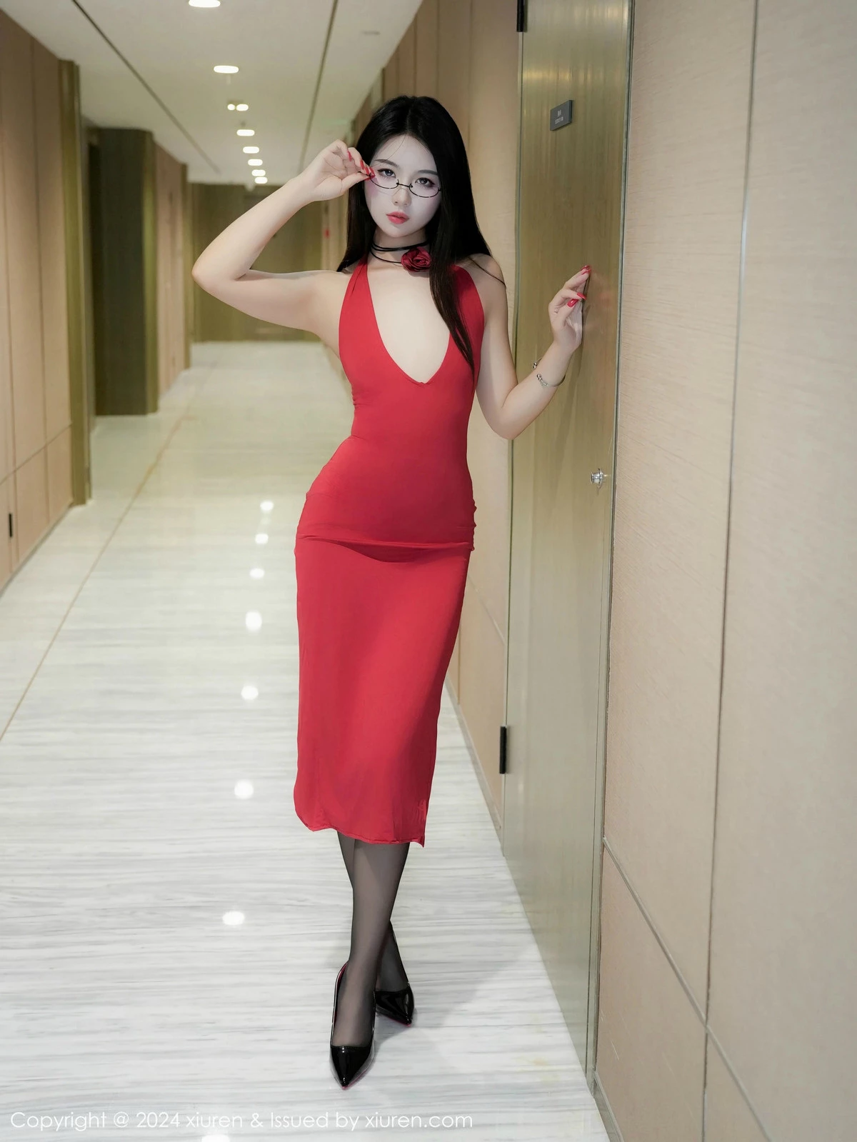 [[XiuRen秀人网]秀人网]No.9451_模特Lucky-性感红色礼裙配超薄无内黑丝秀凹凸身材撩人诱惑写真83P