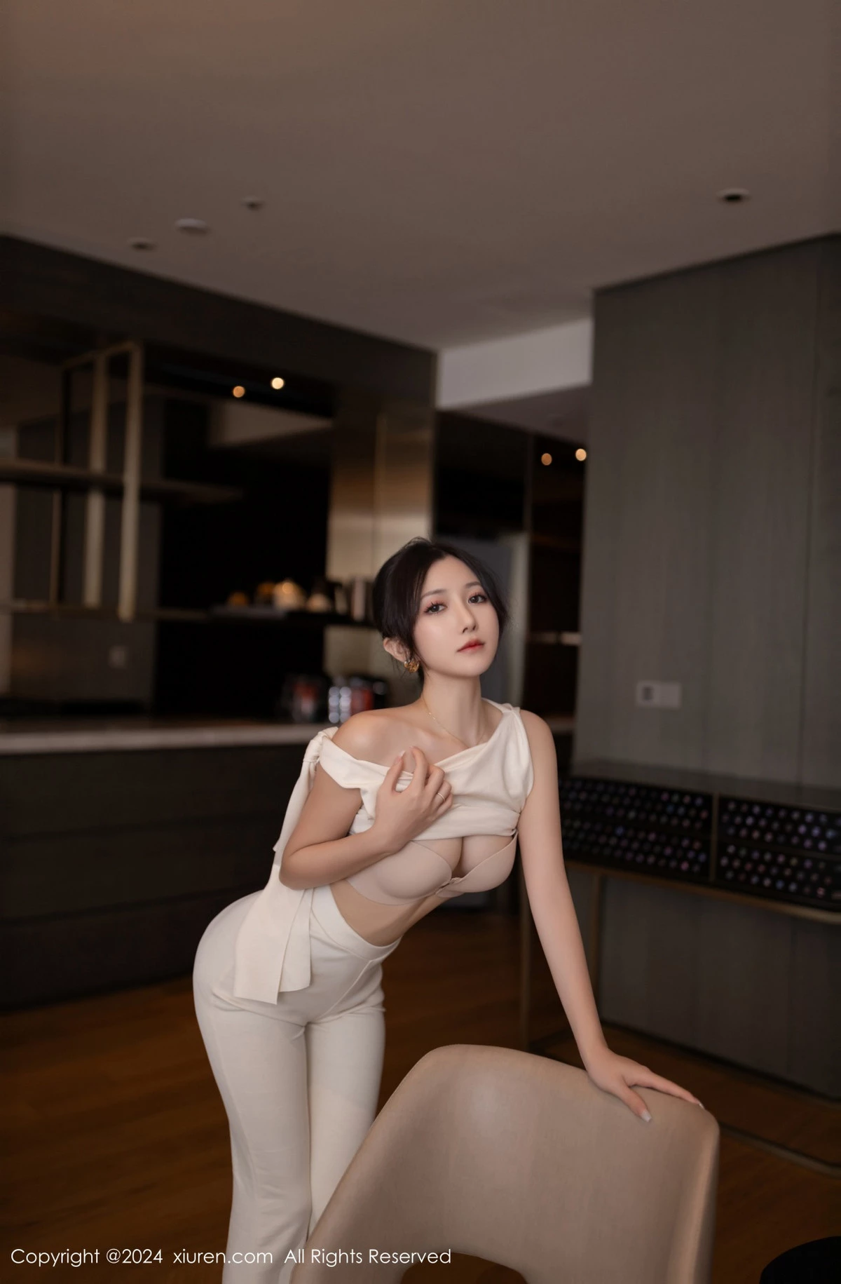 [[XiuRen秀人网]秀人网]No.9457_模特鱼子酱Fish职场主题浅色服饰配超薄肉丝秀曼妙身姿诱惑写真80P