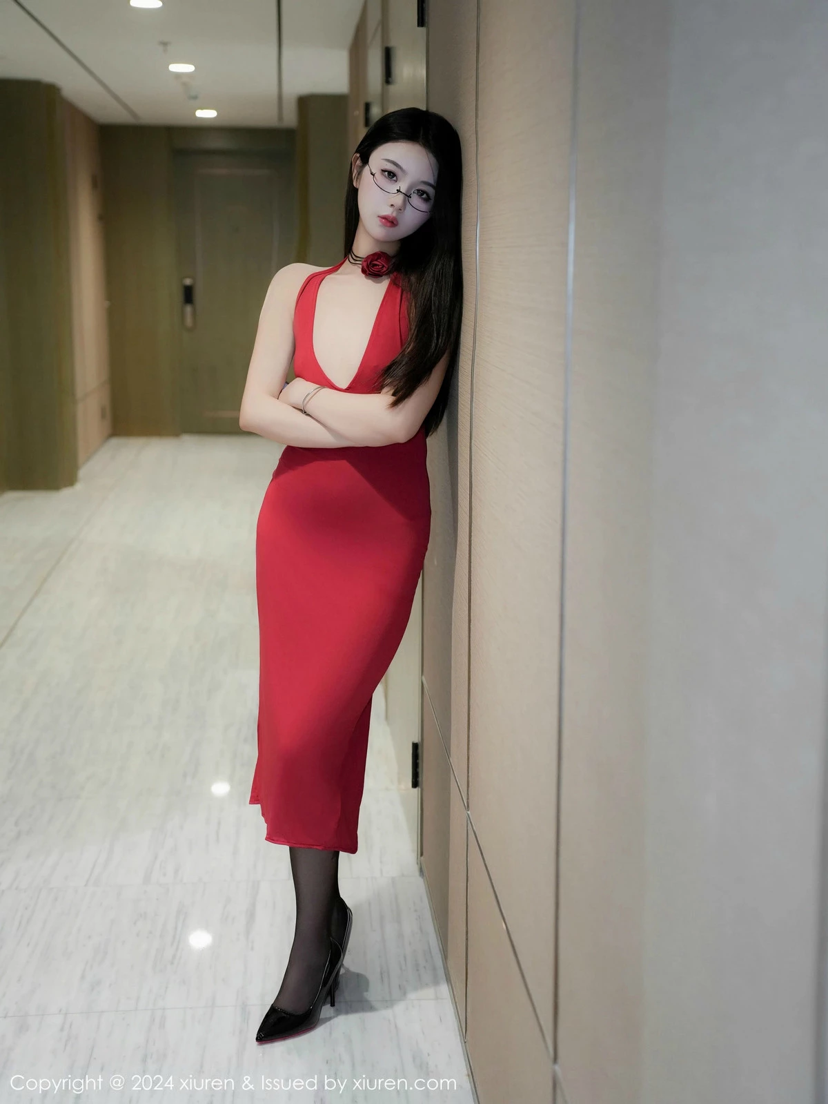 [[XiuRen秀人网]秀人网]No.9451_模特Lucky-性感红色礼裙配超薄无内黑丝秀凹凸身材撩人诱惑写真83P