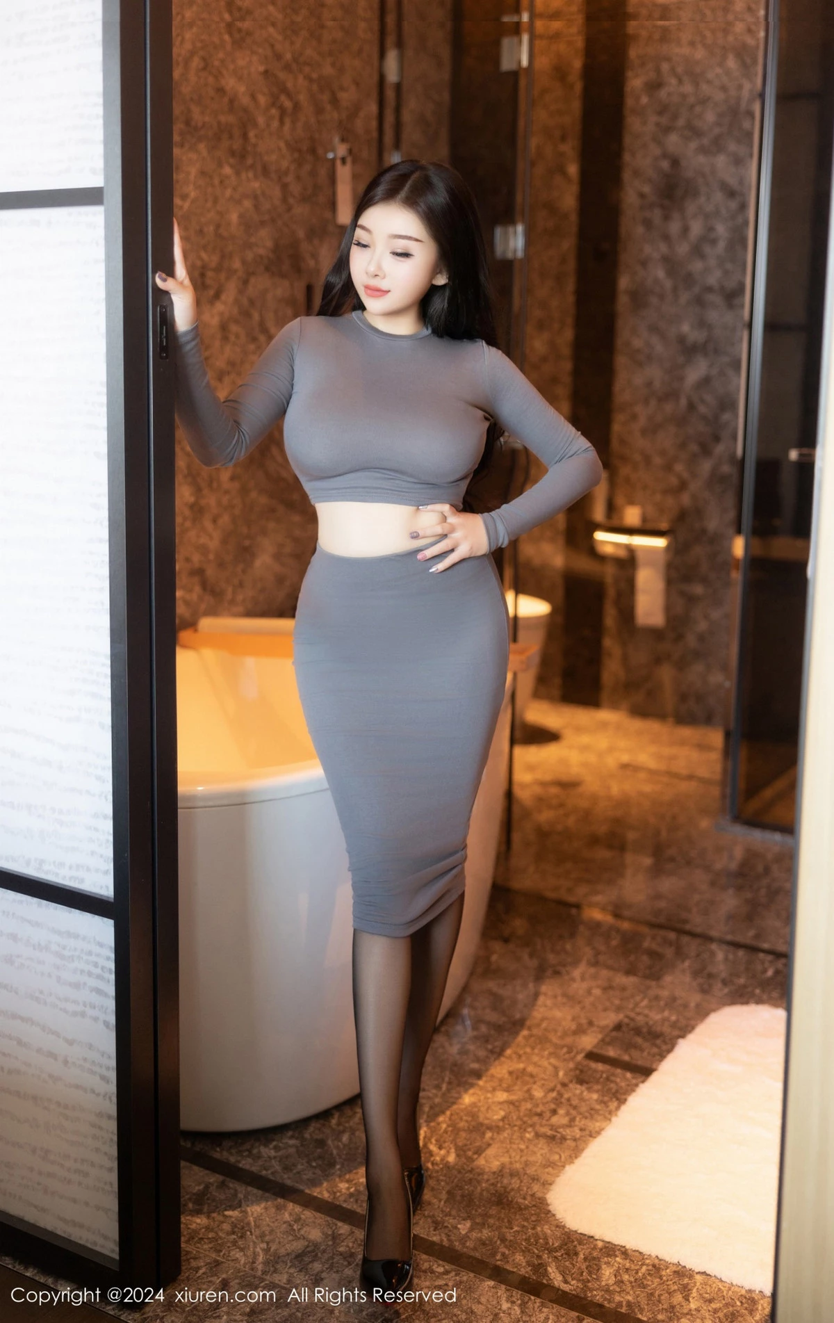 [[XiuRen秀人网]秀人网]No.9325_模特白洁Bessie性感灰色紧身服饰配黑丝袜秀丰满身材诱惑写真80P