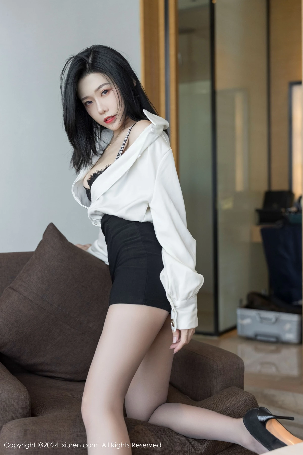 [[XiuRen秀人网]秀人网]No.9329_模特luvian本能性感白衬衫配黑短裙露超薄肉丝秀凹凸身材诱惑写真42P