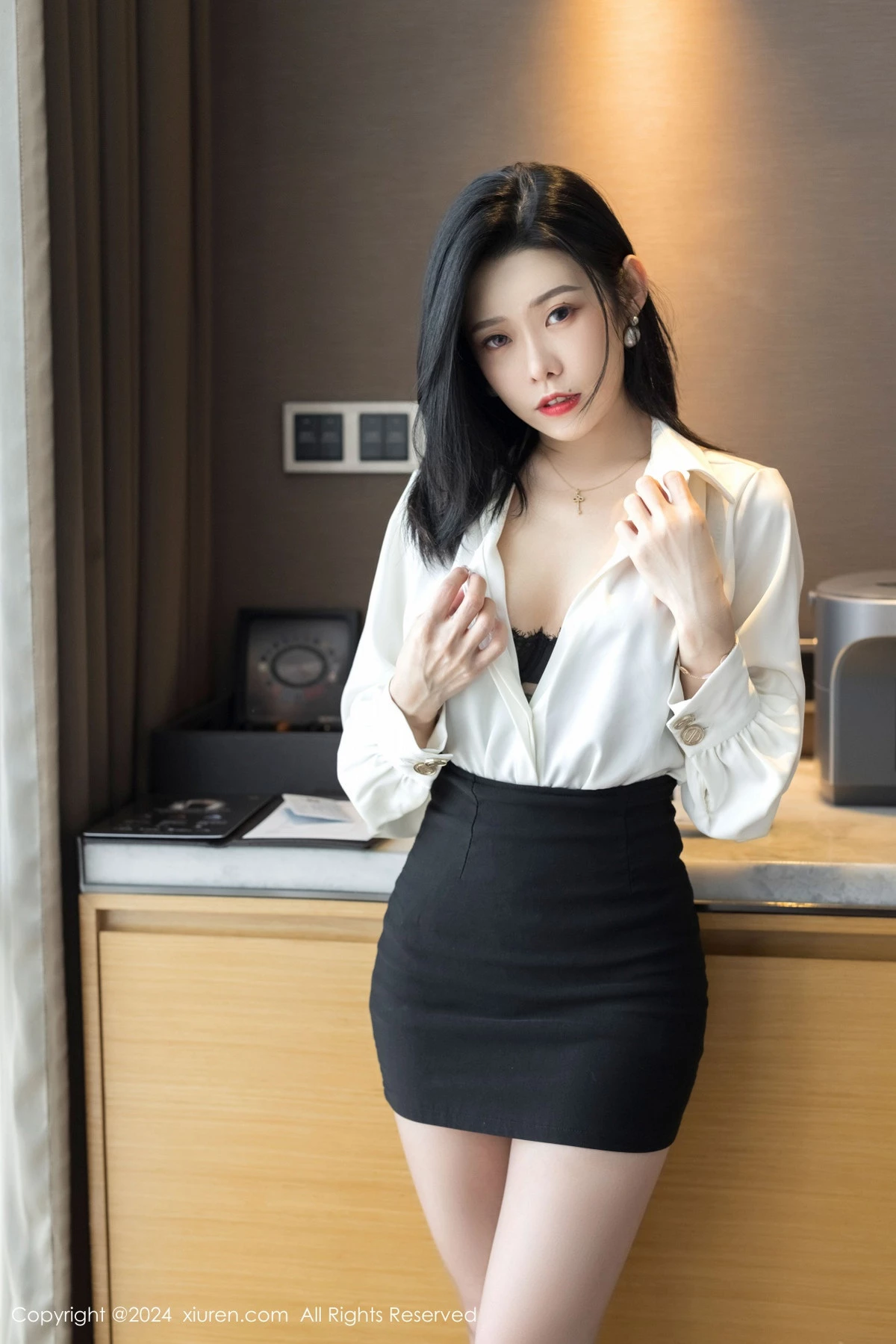 [[XiuRen秀人网]秀人网]No.9329_模特luvian本能性感白衬衫配黑短裙露超薄肉丝秀凹凸身材诱惑写真42P