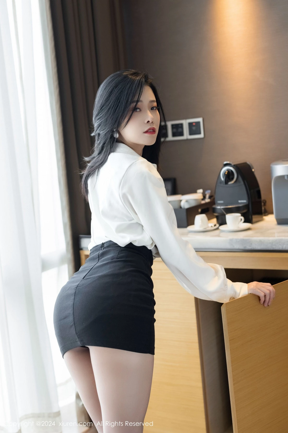[[XiuRen秀人网]秀人网]No.9329_模特luvian本能性感白衬衫配黑短裙露超薄肉丝秀凹凸身材诱惑写真42P