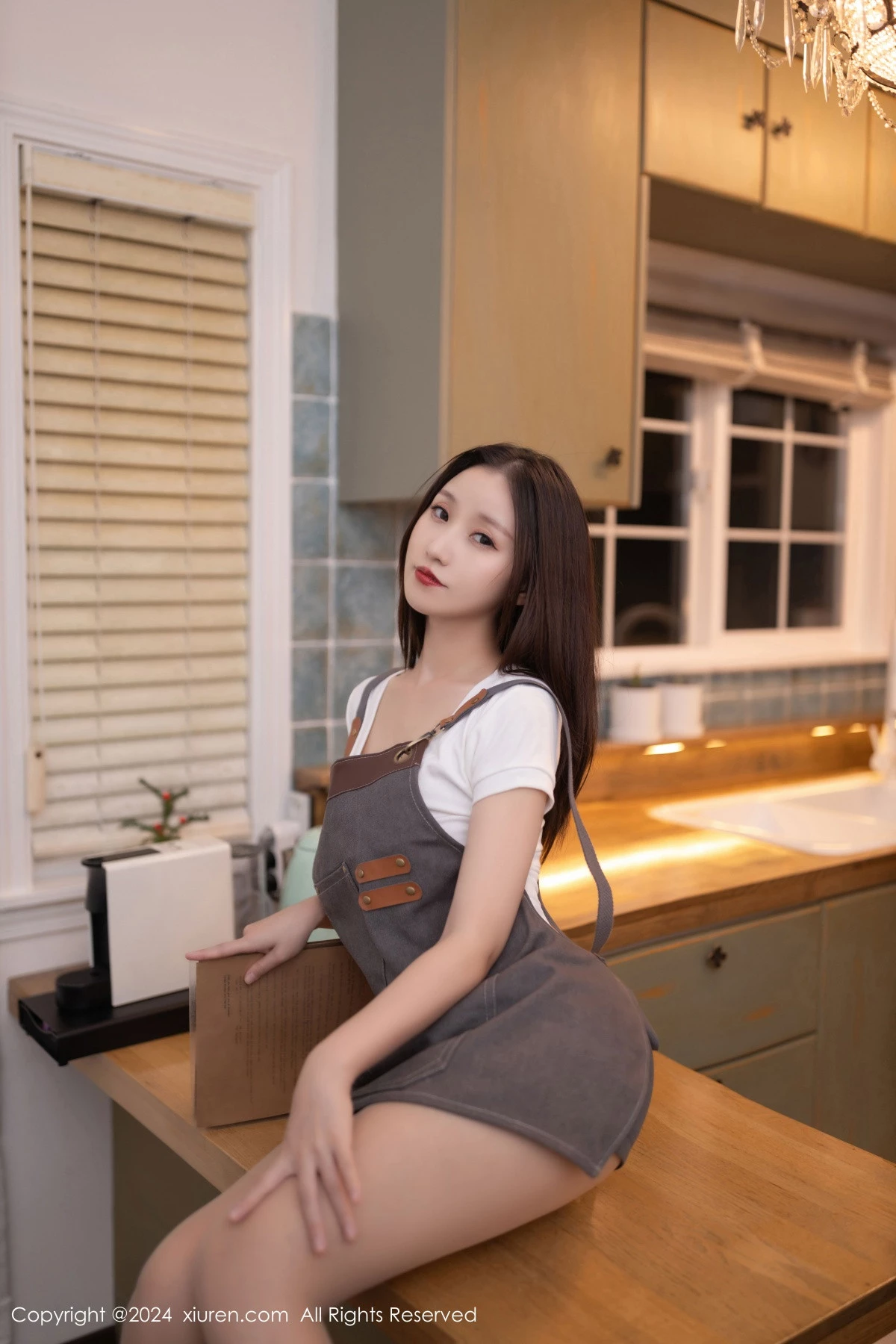 [[XiuRen秀人网]秀人网]No.9335_模特杏子Yada咖啡师装扮性感V领T恤配肉丝袜秀曼妙身姿诱惑写真82P