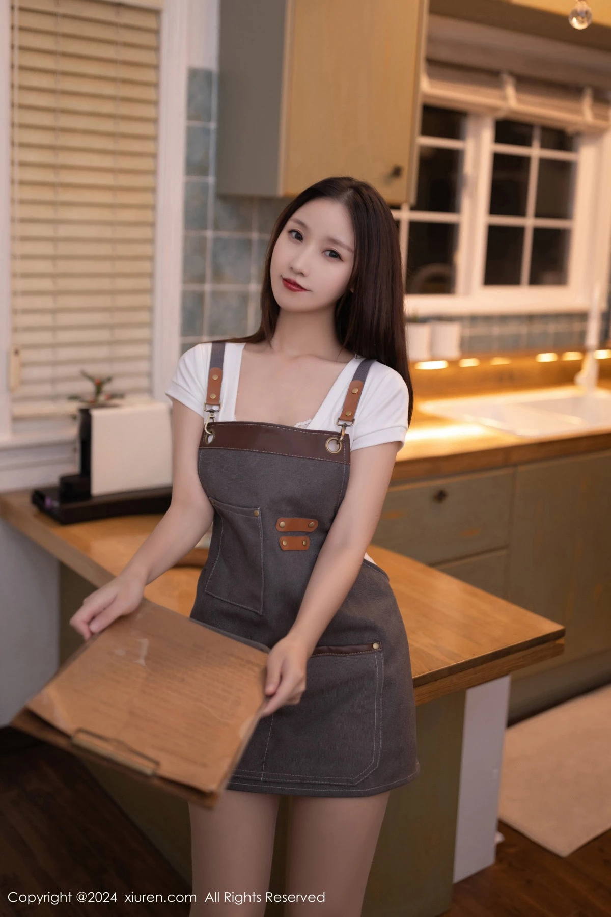 [[XiuRen秀人网]秀人网]No.9335_模特杏子Yada咖啡师装扮性感V领T恤配肉丝袜秀曼妙身姿诱惑写真82P