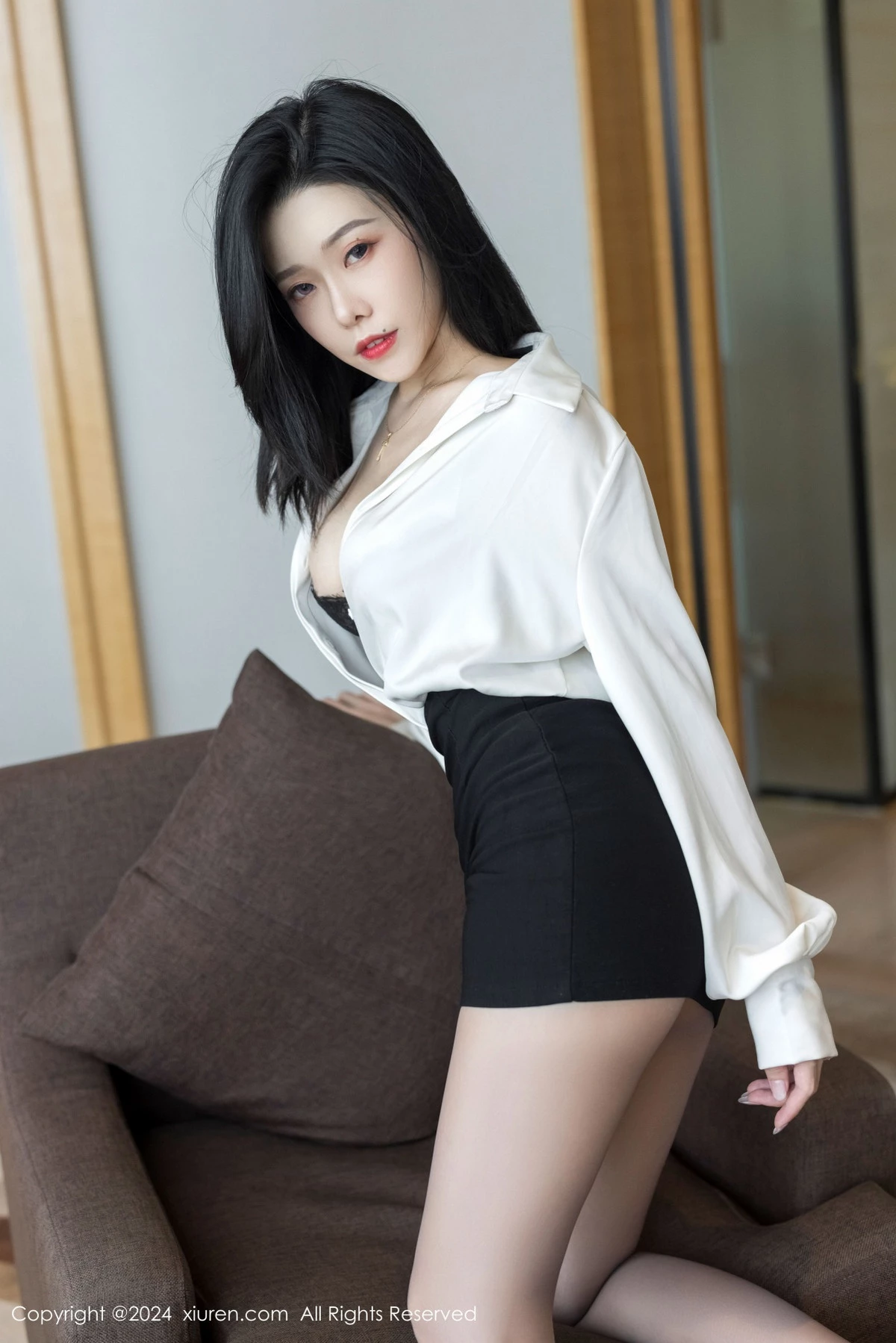 [[XiuRen秀人网]秀人网]No.9329_模特luvian本能性感白衬衫配黑短裙露超薄肉丝秀凹凸身材诱惑写真42P