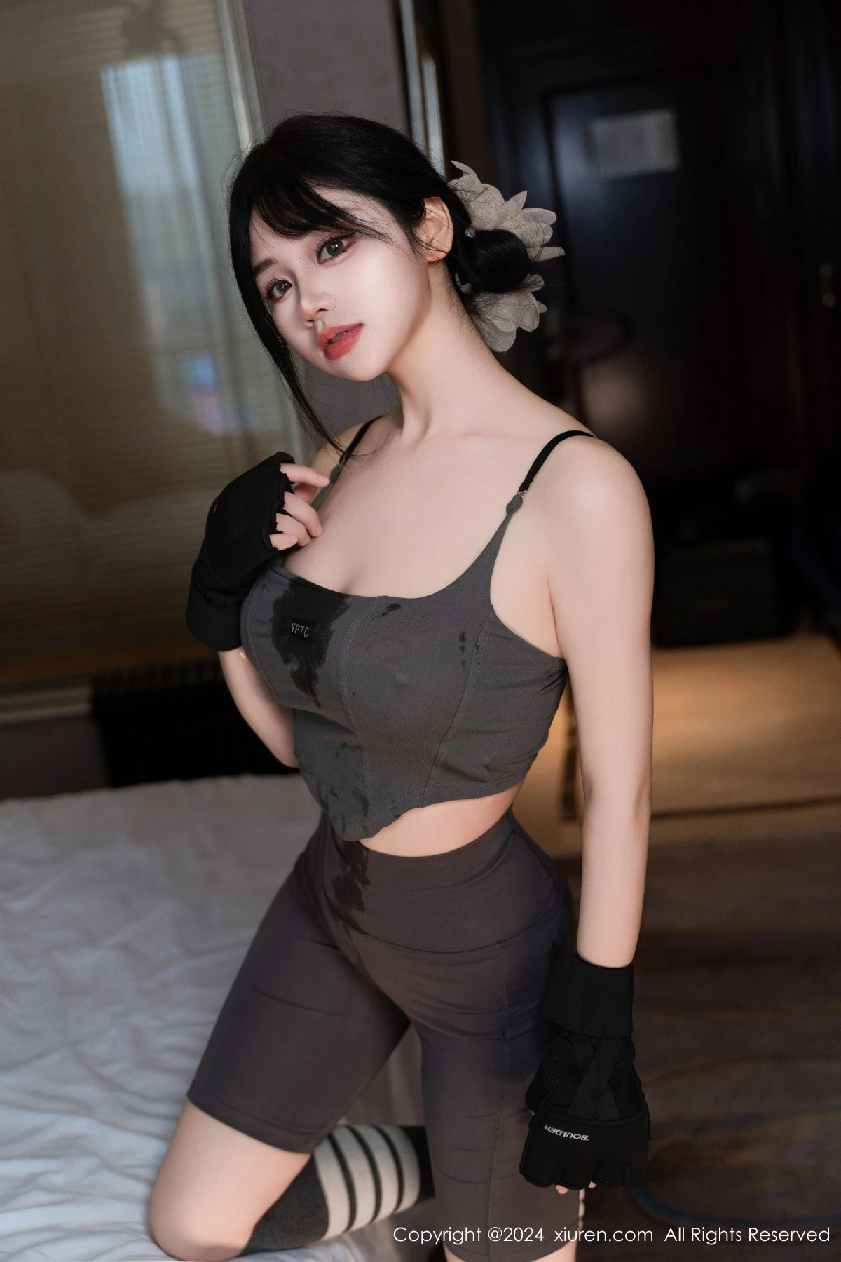 [[XiuRen秀人网]秀人网]No.9331_模特汐汐爱吃草莓性感黑色皮质情趣服饰配黑丝裤袜秀美腿诱惑写真89P