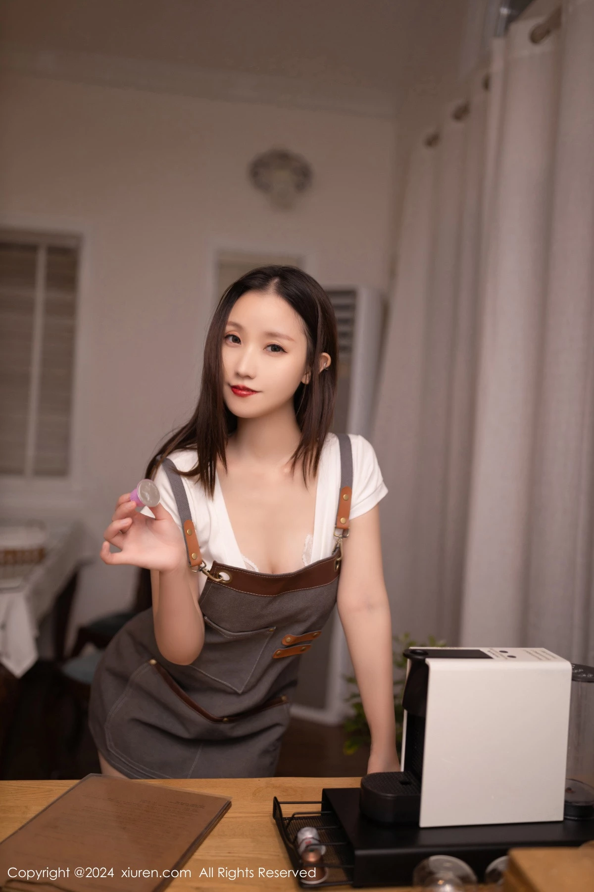 [[XiuRen秀人网]秀人网]No.9335_模特杏子Yada咖啡师装扮性感V领T恤配肉丝袜秀曼妙身姿诱惑写真82P