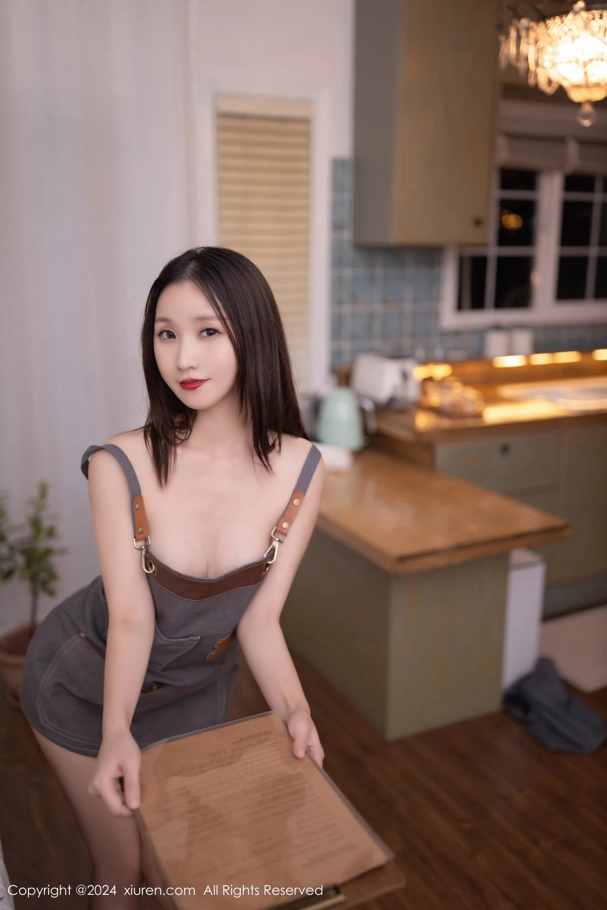 [[XiuRen秀人网]秀人网]No.9335_模特杏子Yada咖啡师装扮性感V领T恤配肉丝袜秀曼妙身姿诱惑写真82P