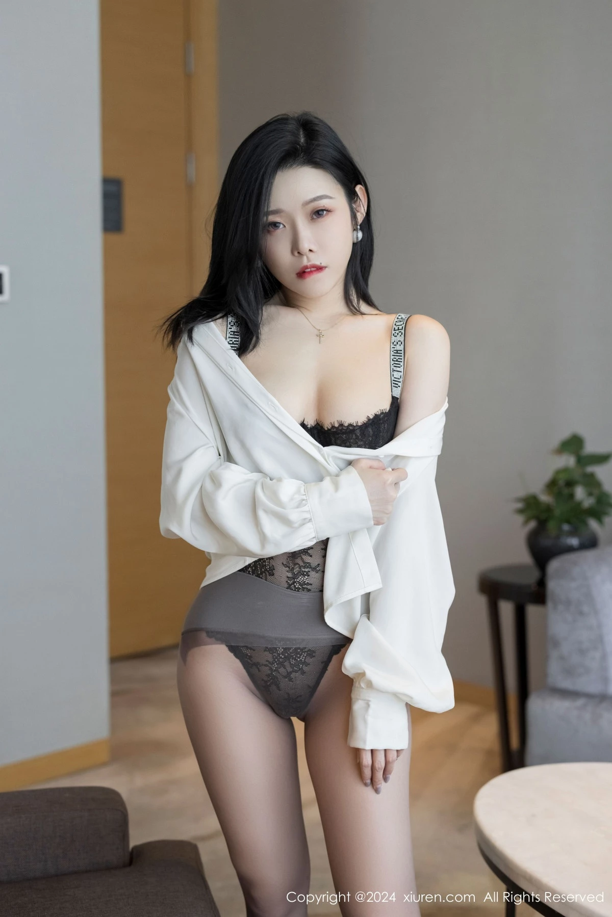 [[XiuRen秀人网]秀人网]No.9329_模特luvian本能性感白衬衫配黑短裙露超薄肉丝秀凹凸身材诱惑写真42P